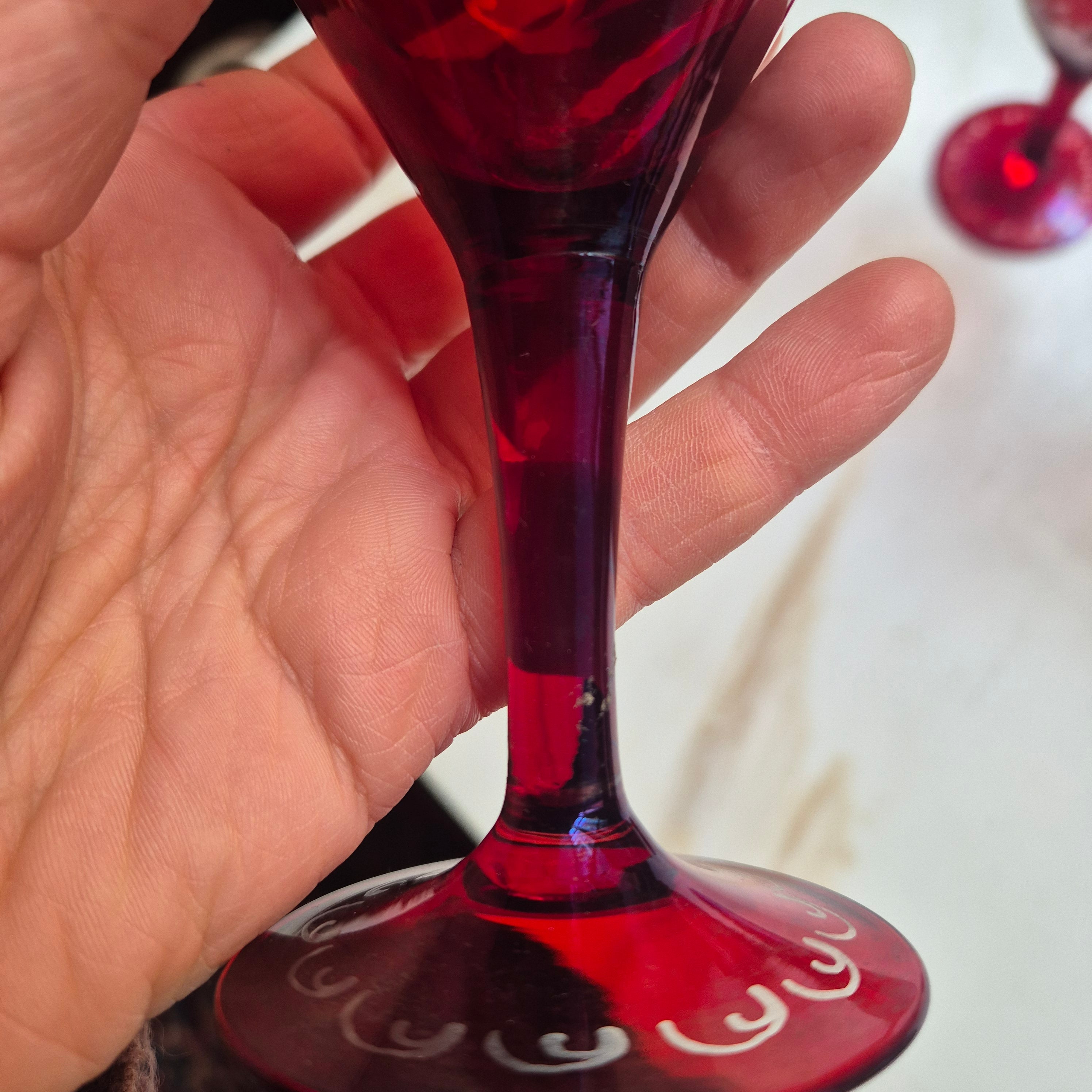 4x Vintage Weingläser Weinrot geschliffen Blumenmuster