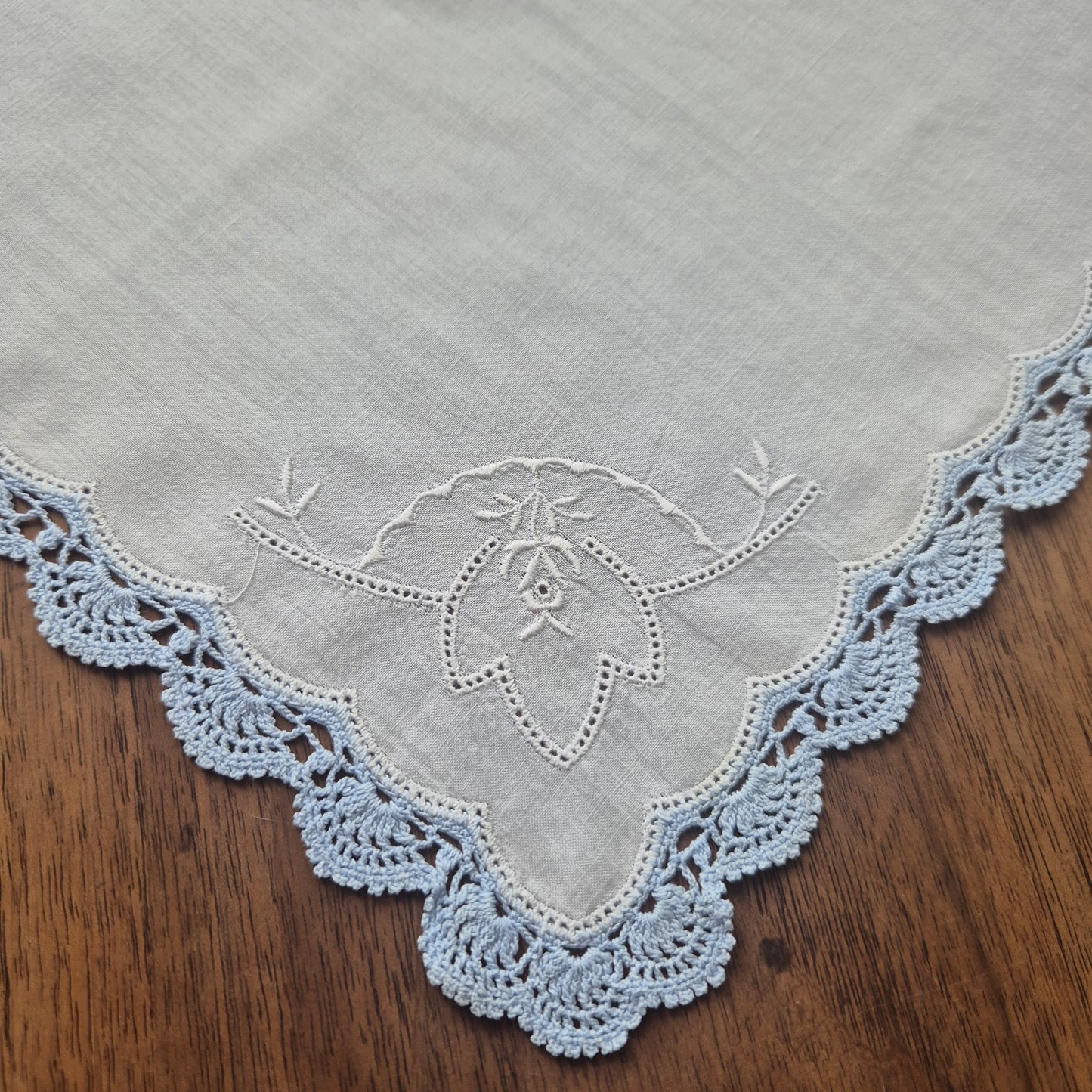 Vintage Stofftaschentuch weiß hellblau bestickt mit Rose & Monogramm L.W. Baumwolle gehäkelt/geklöppelt 28x27cm