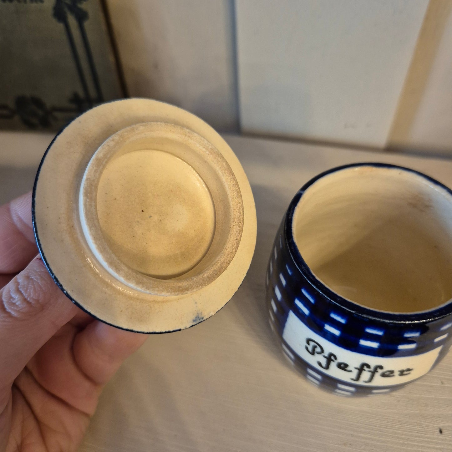 Alte kleine Keramik Gewürzdose mit Deckel mit Aufschrift " Pfeffer" blau weiß