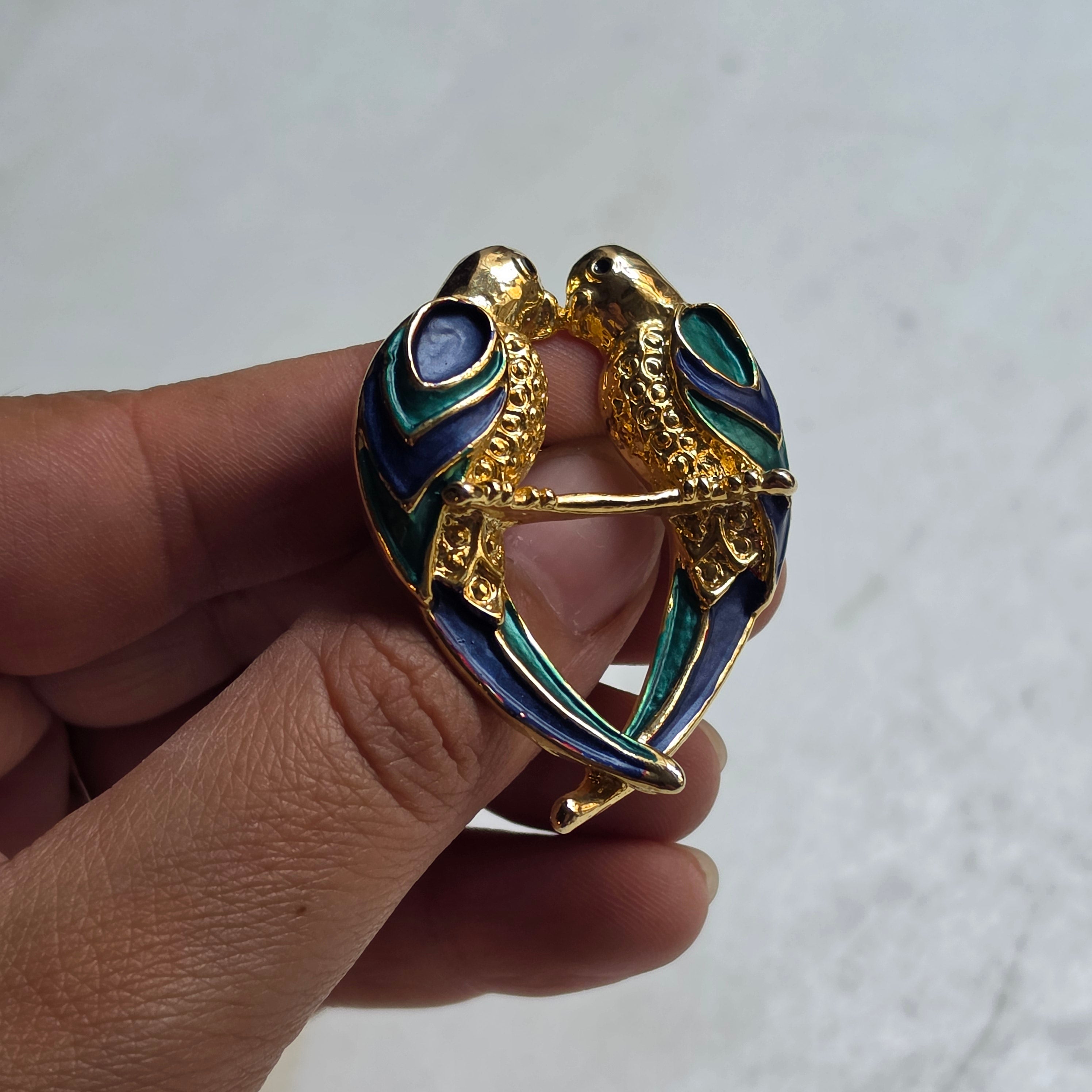 Vintage Goldfarbene Emaille-Brosche "Zwei Liebende Papageien"