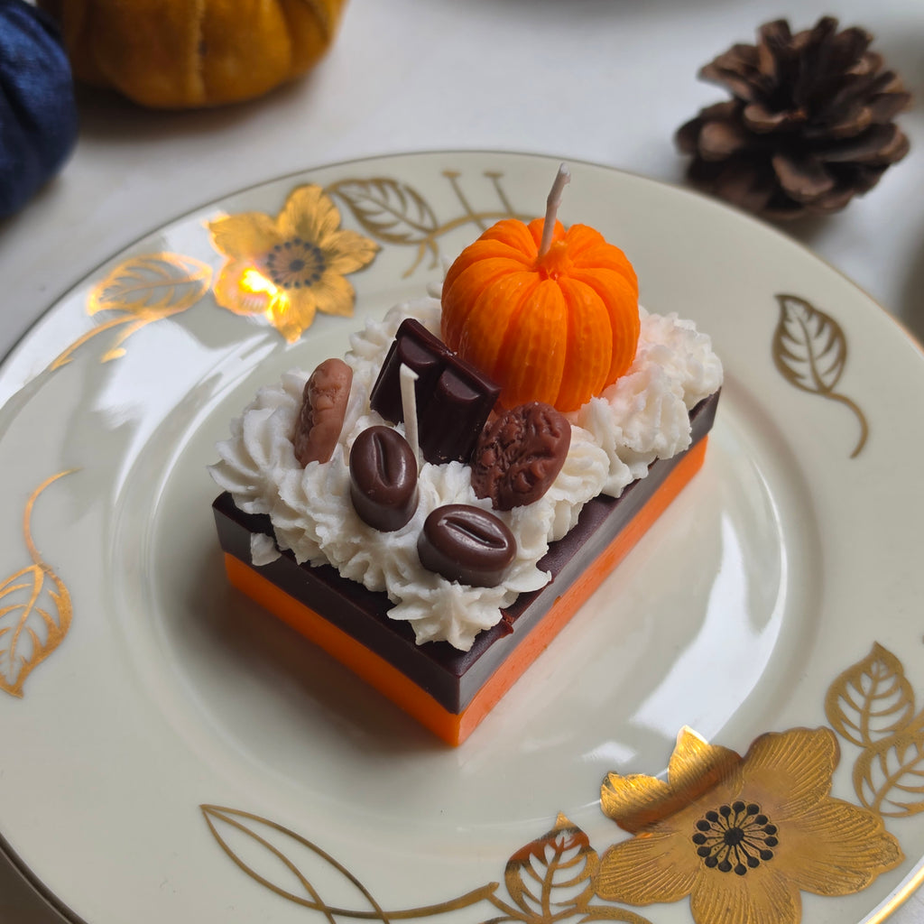 Handgemachte Sojawachs-Kerze „Pumpkin Coffee Pie Slice“ - Herbstliche Dessert-Kerze