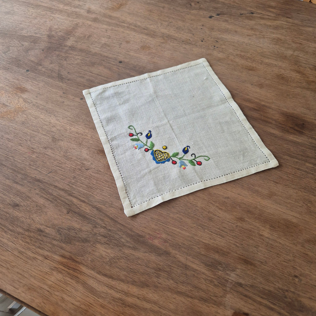 Vintage DDR kleines Zierdeckchen Handbestickt  27x29cm