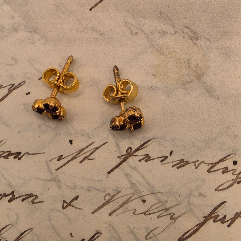 Elegante Vintage-Ohrstecker mit funkelndem Kleeblatt-Besatz
