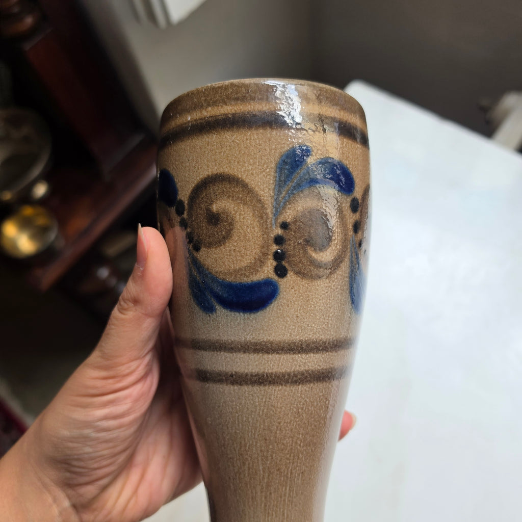 Handgemachte Vintage-Keramikvase mit blauer Ritzdekor-Malerei - Bier