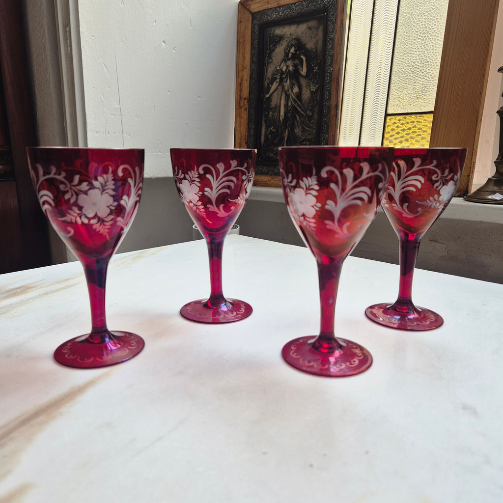 4x Vintage Weingläser Weinrot geschliffen Blumenmuster
