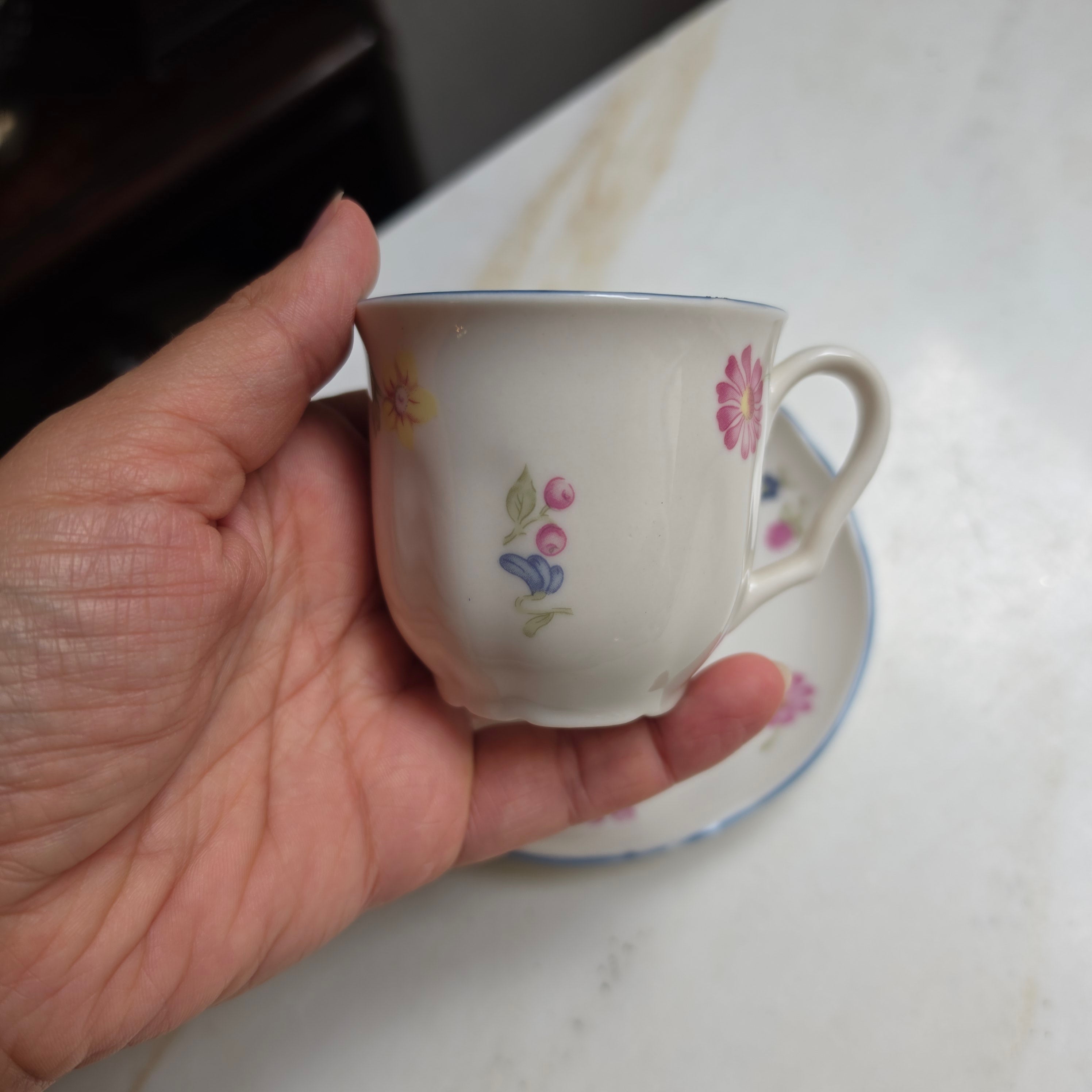 Vintage Keramik Tassen-Set mit floralem Muster & geschwungenem Rand