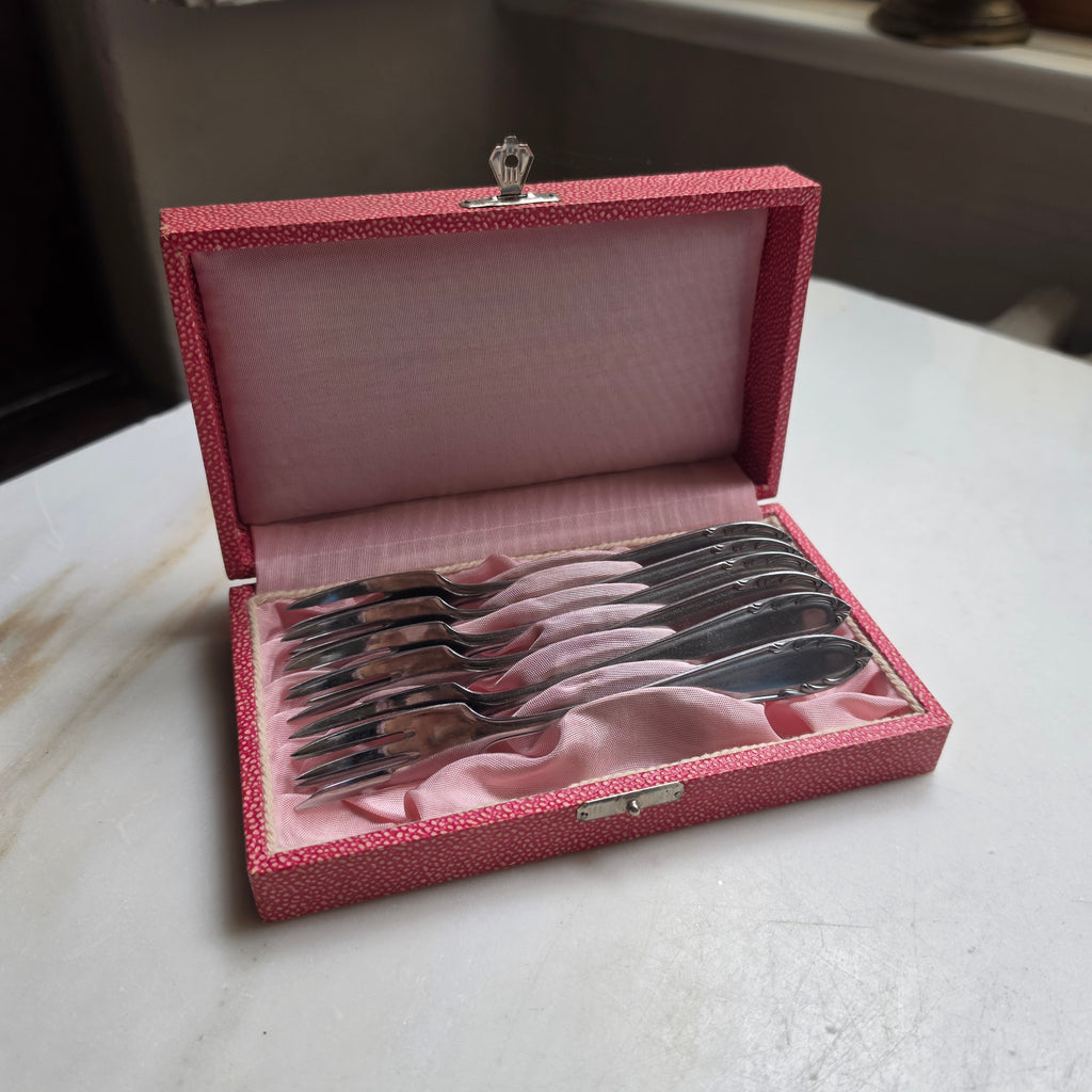 Vintage Kuchengabeln Set (6-teilig) in rosa Schatulle – Klassisches Dessertbesteck aus Edelstahl
