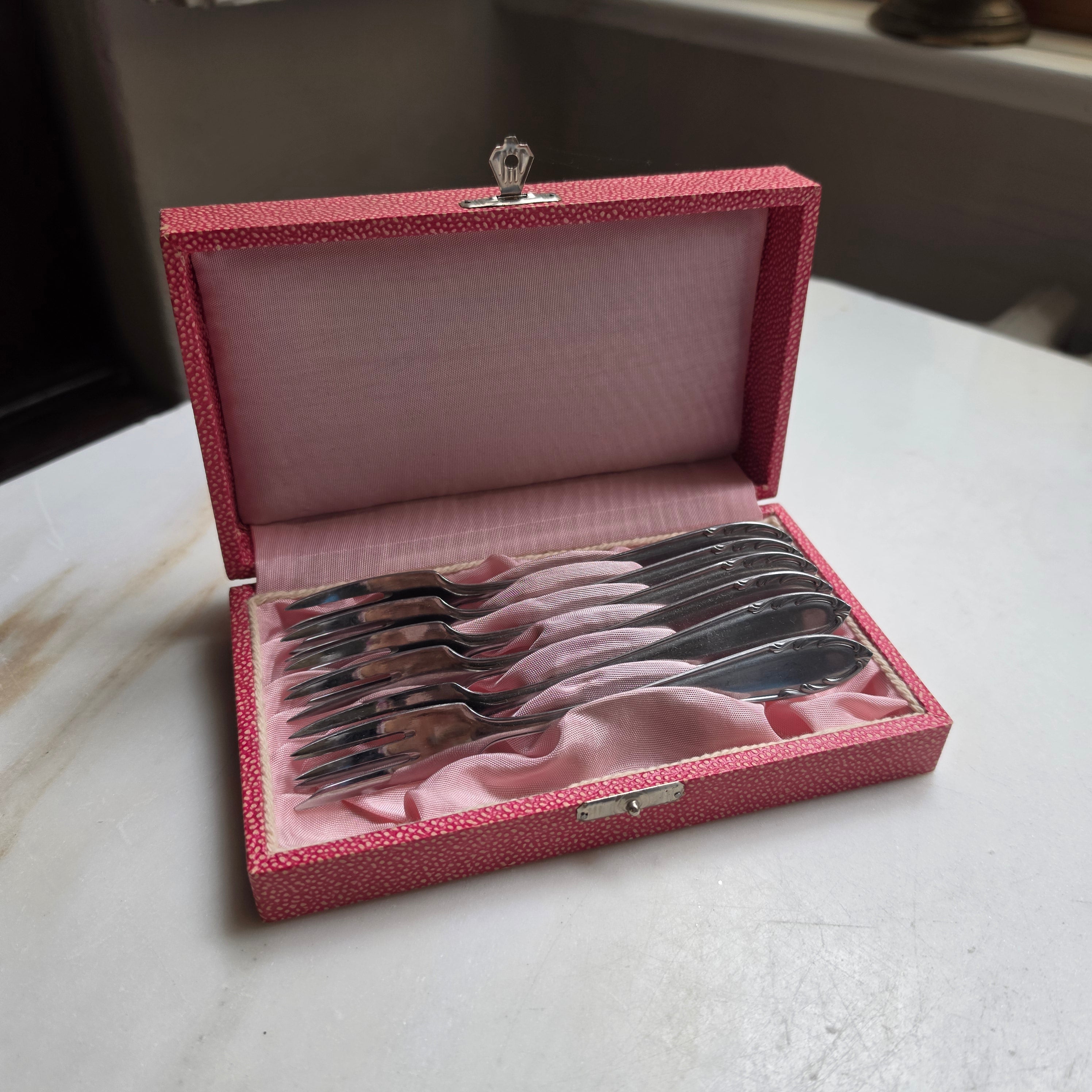 Vintage Kuchengabeln Set (6-teilig) in rosa Schatulle – Klassisches Dessertbesteck aus Edelstahl