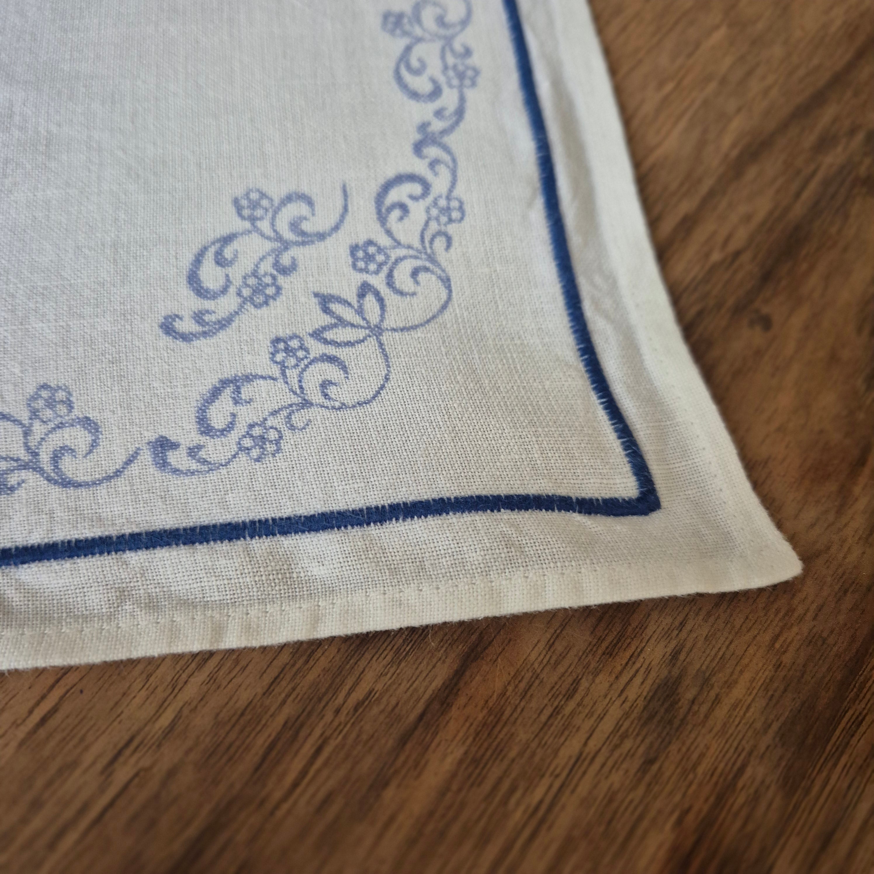 Kleine antike Mitteldecke  bedruckt oder zum besticken blau weiß