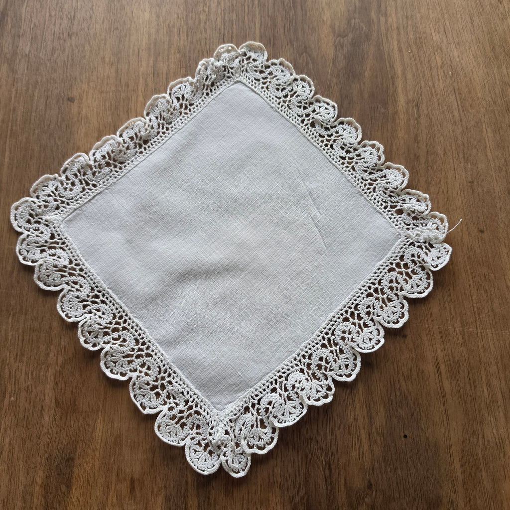 Edles Vintage-Linnendeckchen mit handgehäkelter Spitzenkante – Quadratisches Doily / Tischelement in Naturweiß