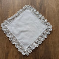 Edles Vintage-Linnendeckchen mit handgehäkelter Spitzenkante – Quadratisches Doily / Tischelement in Naturweiß