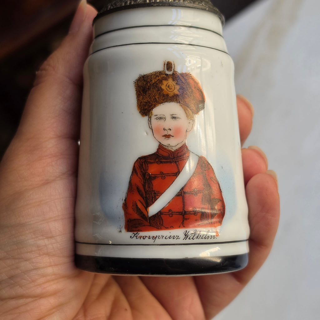 Antiker Porzellan-Miniaturkrug mit Zinndeckel – „Kronprinz Wilhelm“ in Husarenuniform um 1900