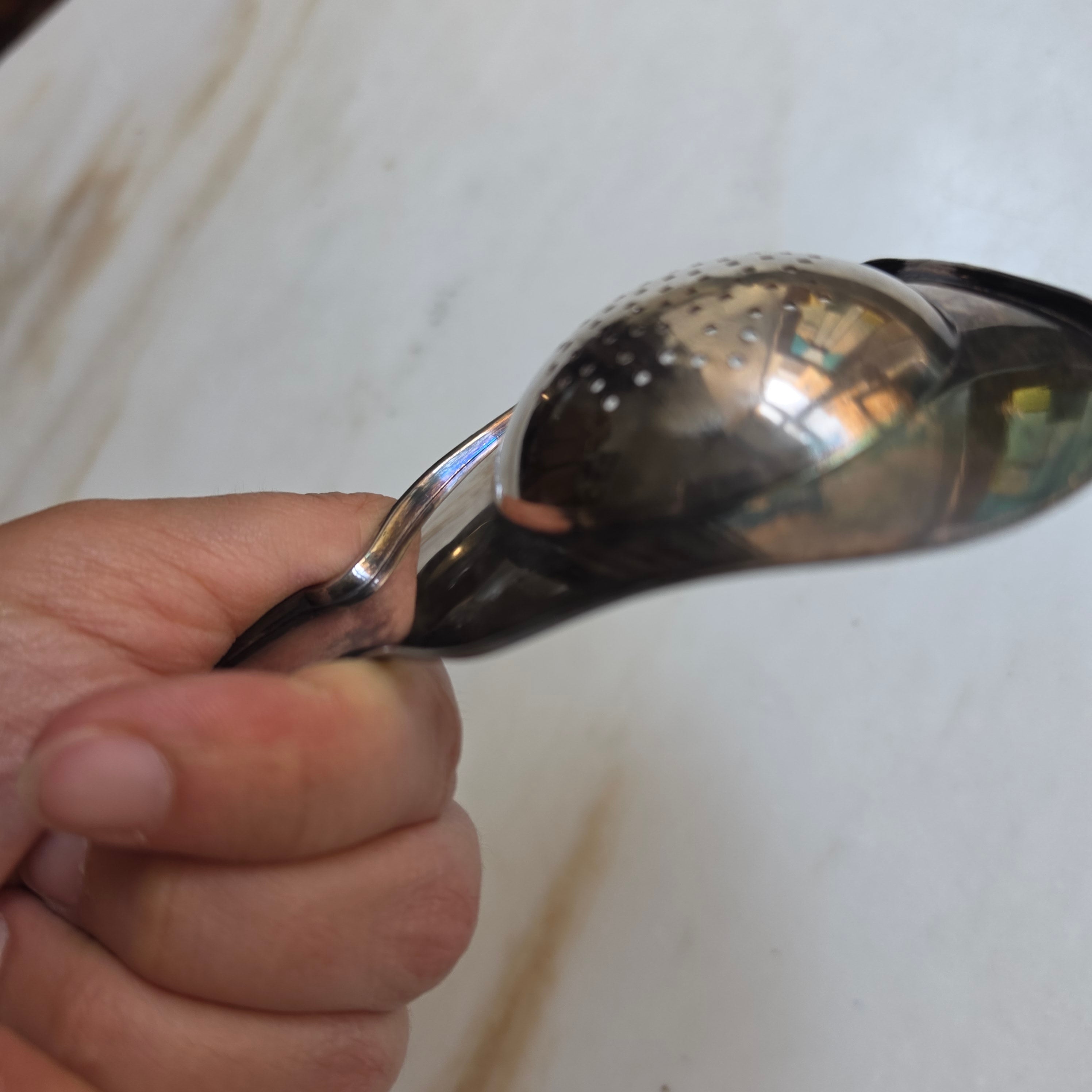Edles Vintage-Teesieb aus versilbertem Metall – Klassisches Auflege-Teesieb mit feiner Patina