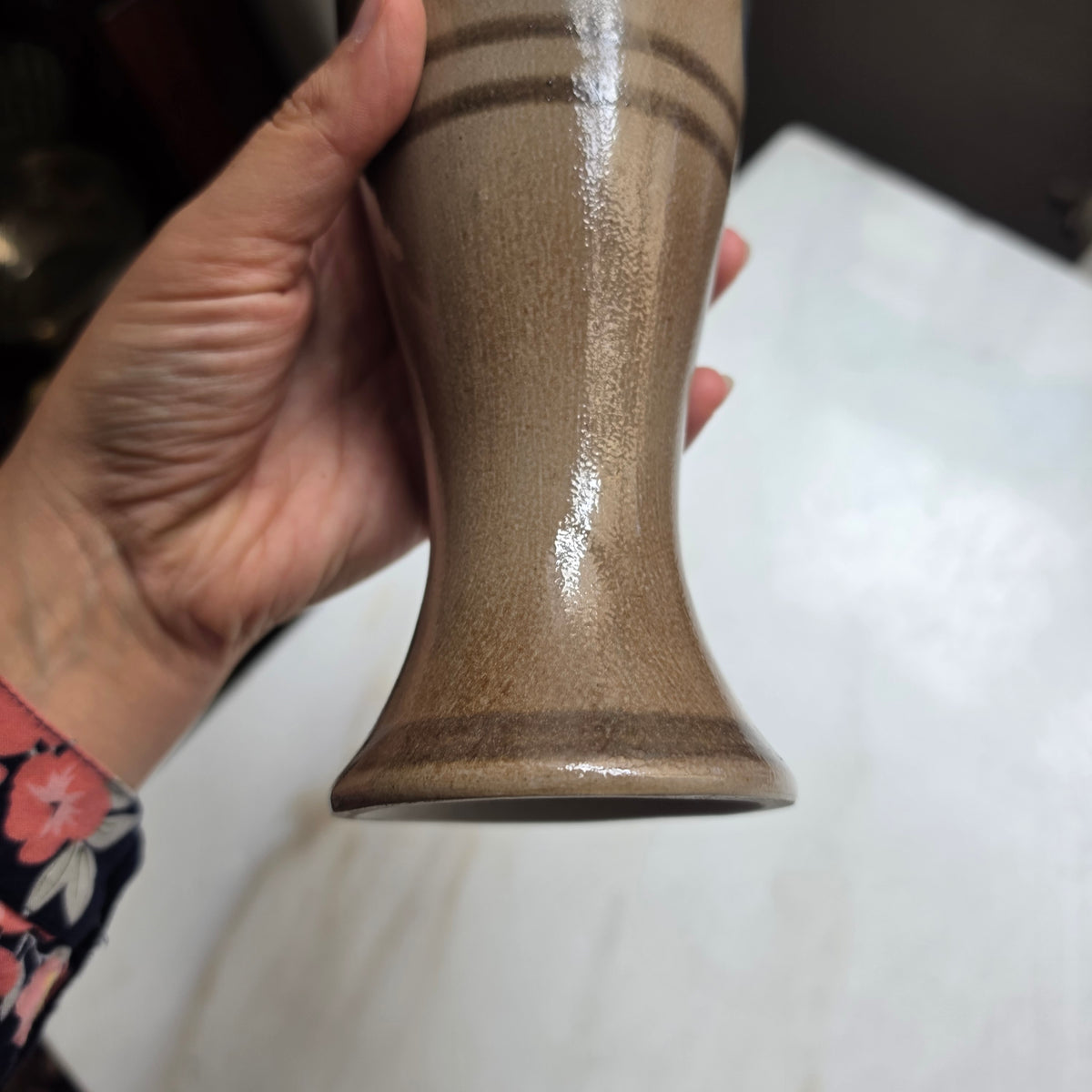 Handgemachte Vintage-Keramikvase mit blauer Ritzdekor-Malerei - Bier