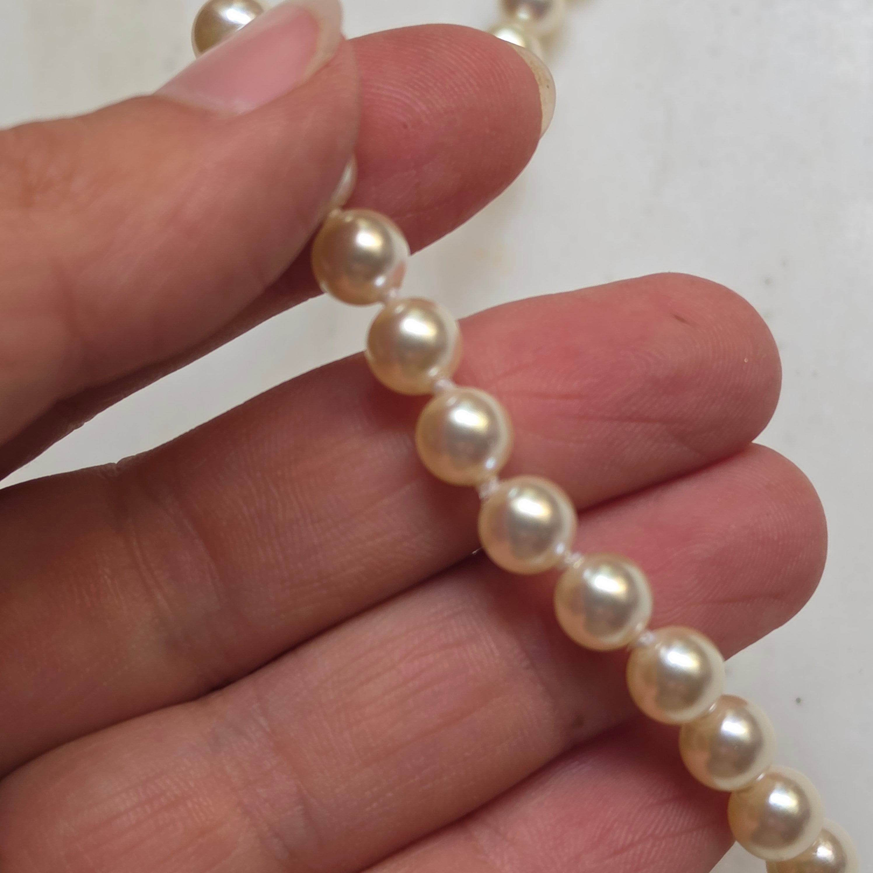 Klassische Kunstperlenkette mit warmem Schimmer – Vintage-Modeschmuck für jeden Tag
