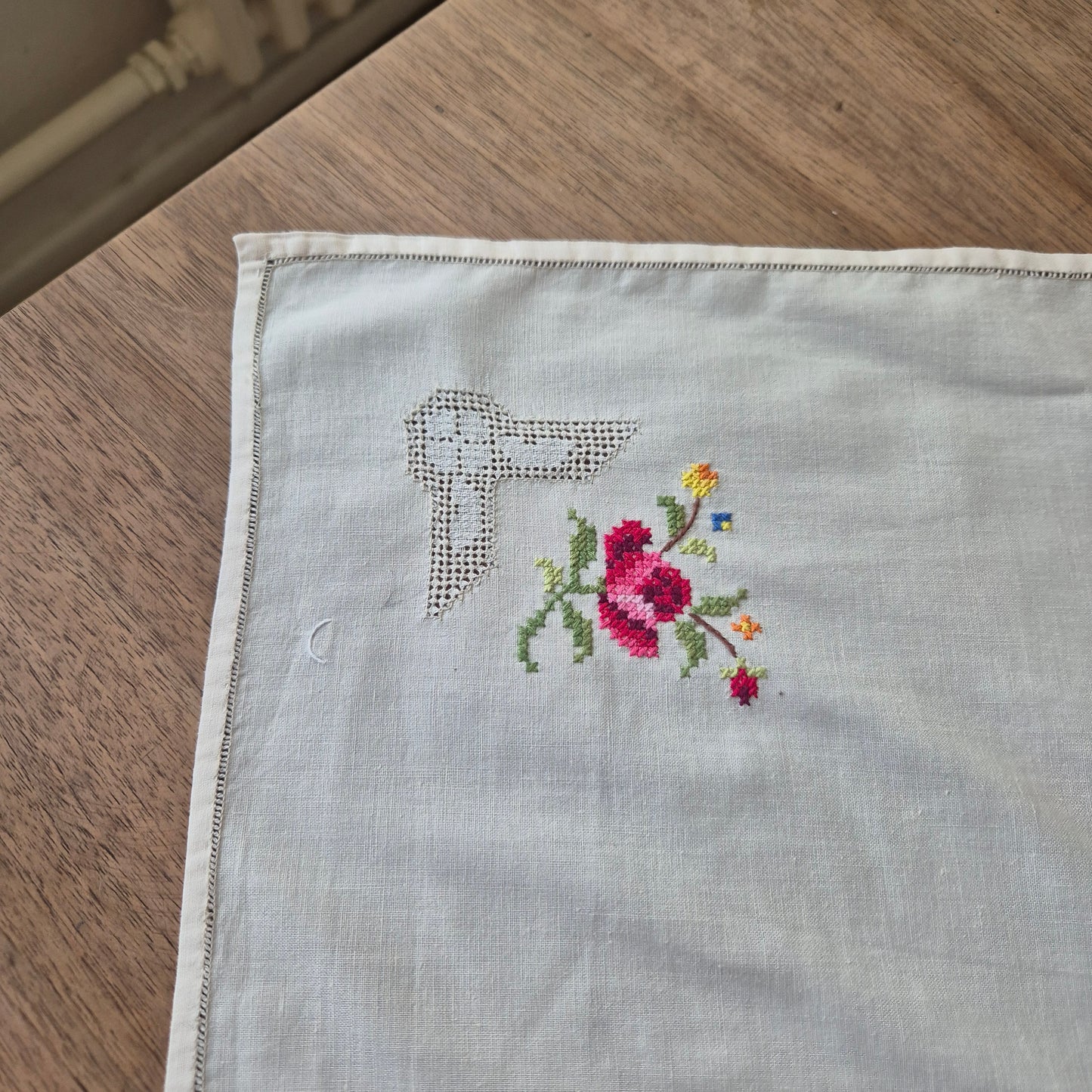 Antike Vintage Mitteldecke Tischdecke creme beige 80x85cm bestickt mit Rosen