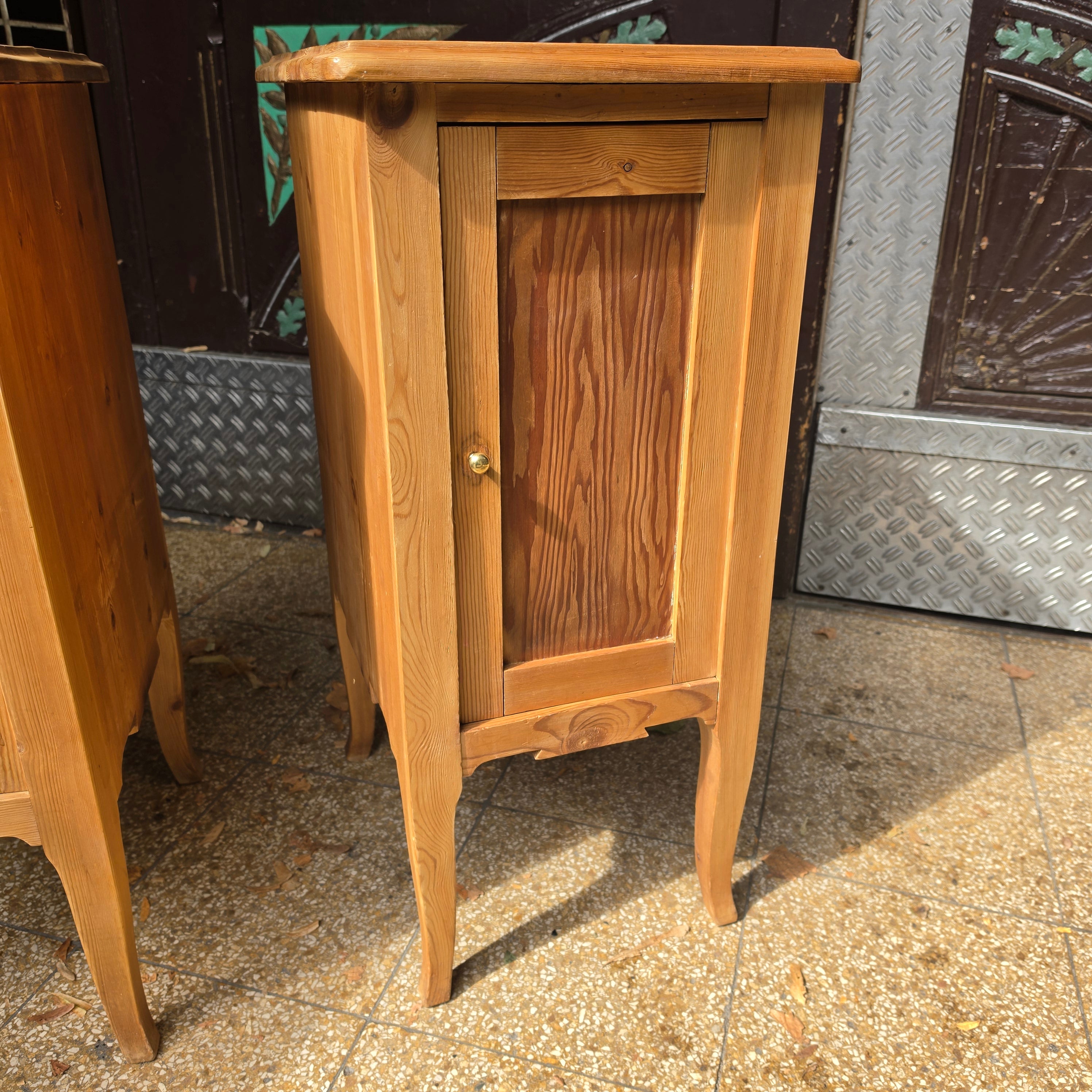 2x Biedermeier Nachtschränkchen – Massivholz mit Messingknopf