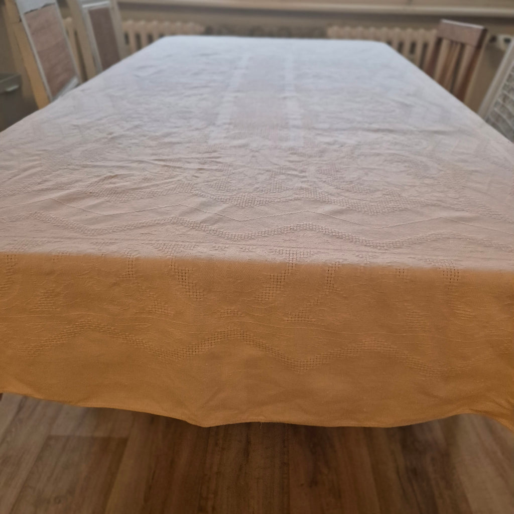 Wunderschöne Vintage Leinen Tischdecke mit Damast Blumendekor leider mit Fleck! 130x215cm Altrosa