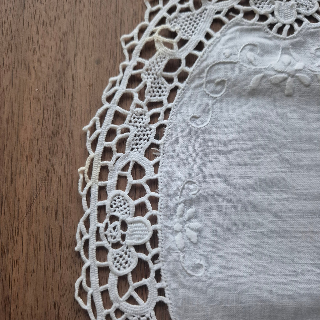 Antikes französisches kleines Deckchen weiß geklöppelt Baumwolle 32x22cm ♡