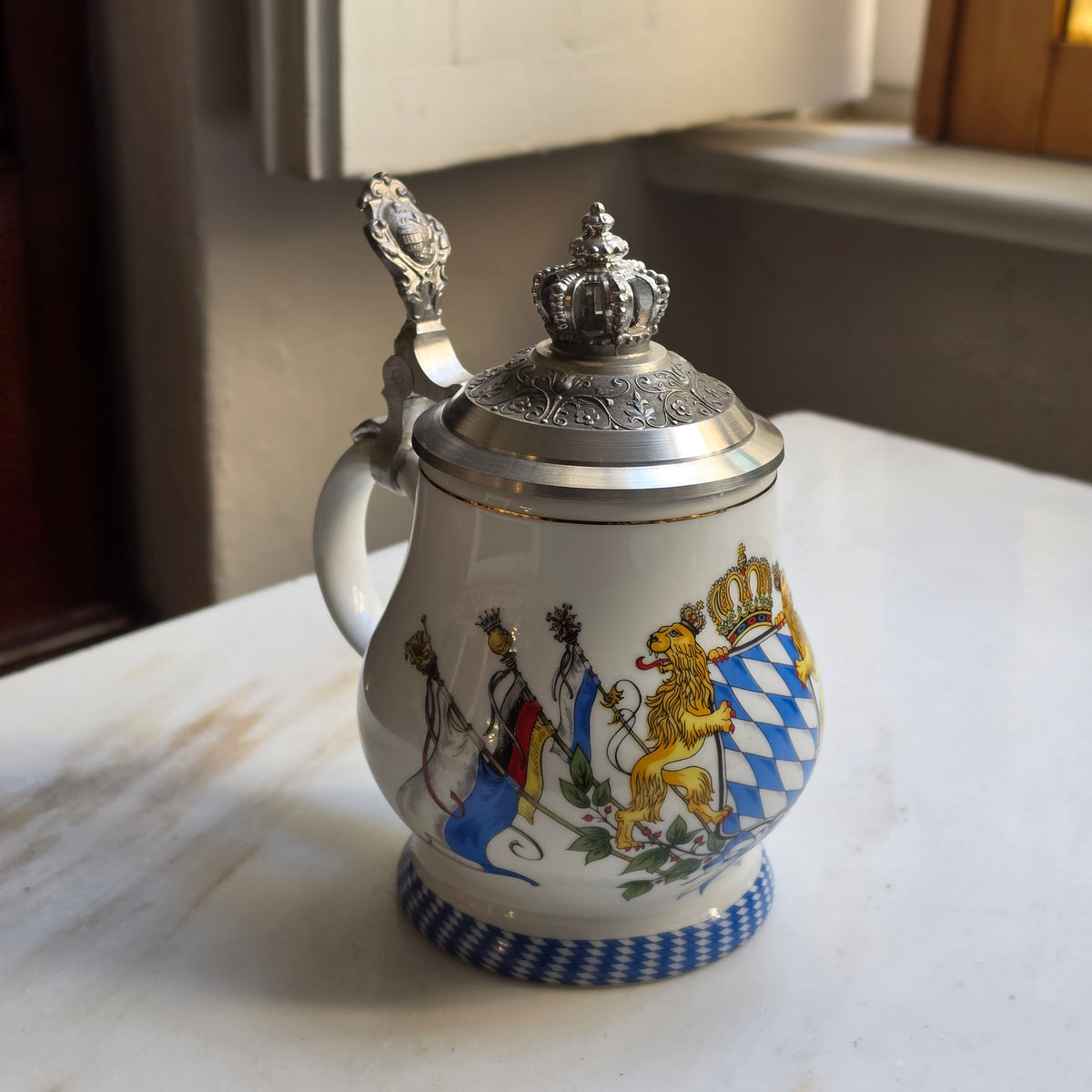 Exklusiver Porzellan-Bierkrug mit Zinndeckel – Bayerisches Wappen & Krone - Kühr Sandizell (Limitierte Auflage)