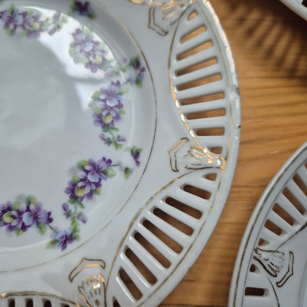 7x Antike kleine altdeutsche Dessertteller mit Durchbruchrand und handgemalten Blumen