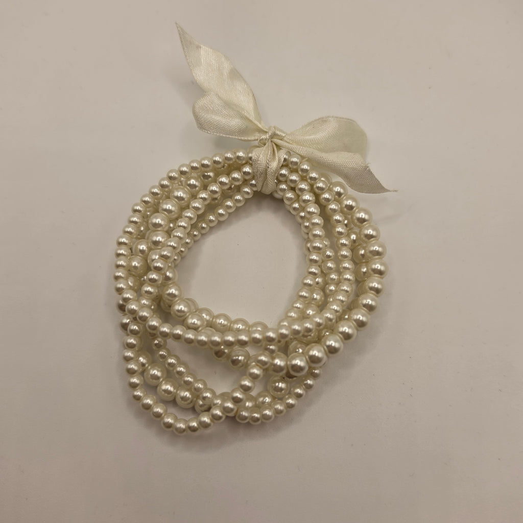 Elegantes Mehrreihiges Perlenarmband mit Satin-Schleife