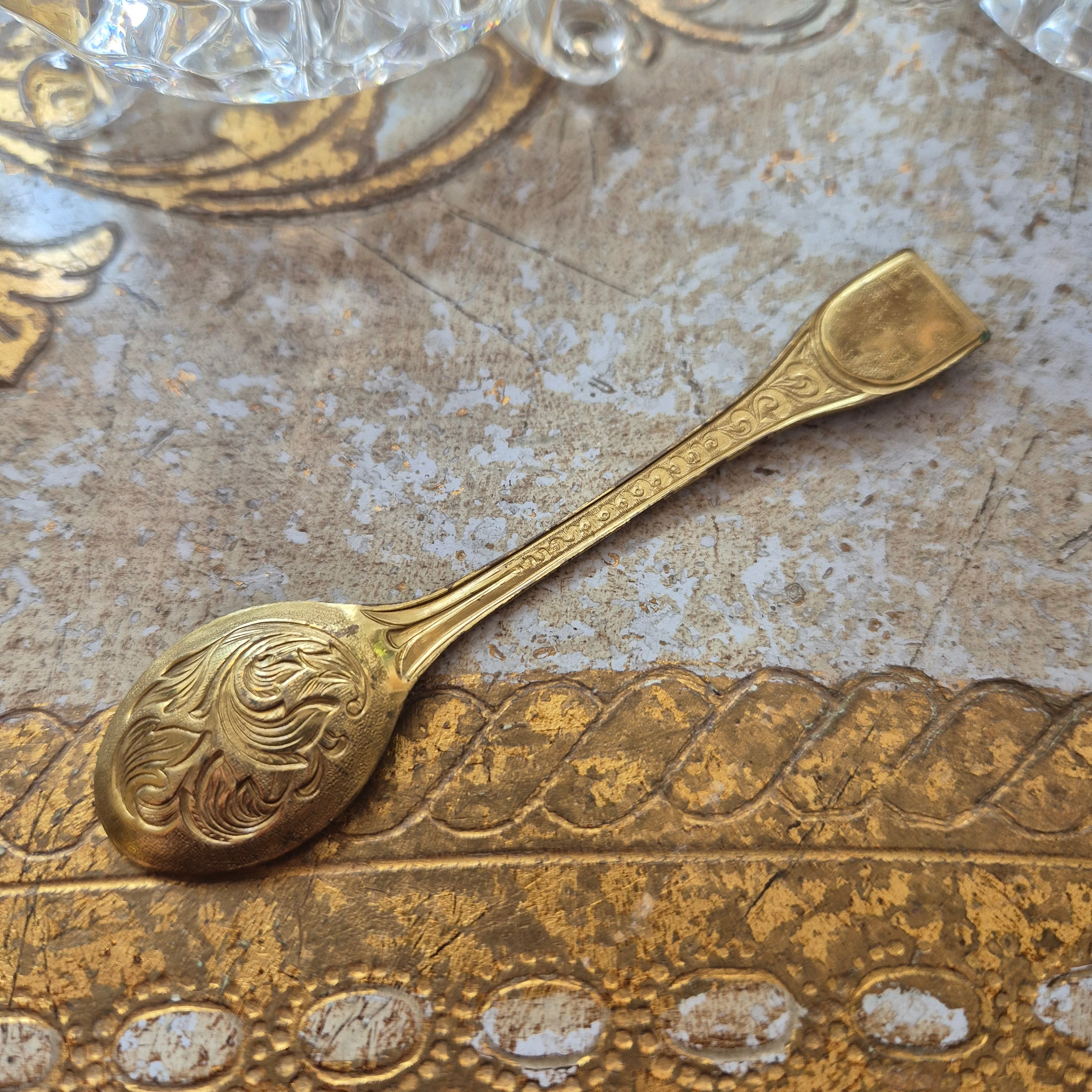 Antiker kleiner Zierlöffel mit Perlmutt und Schiffmotiv goldfarbend