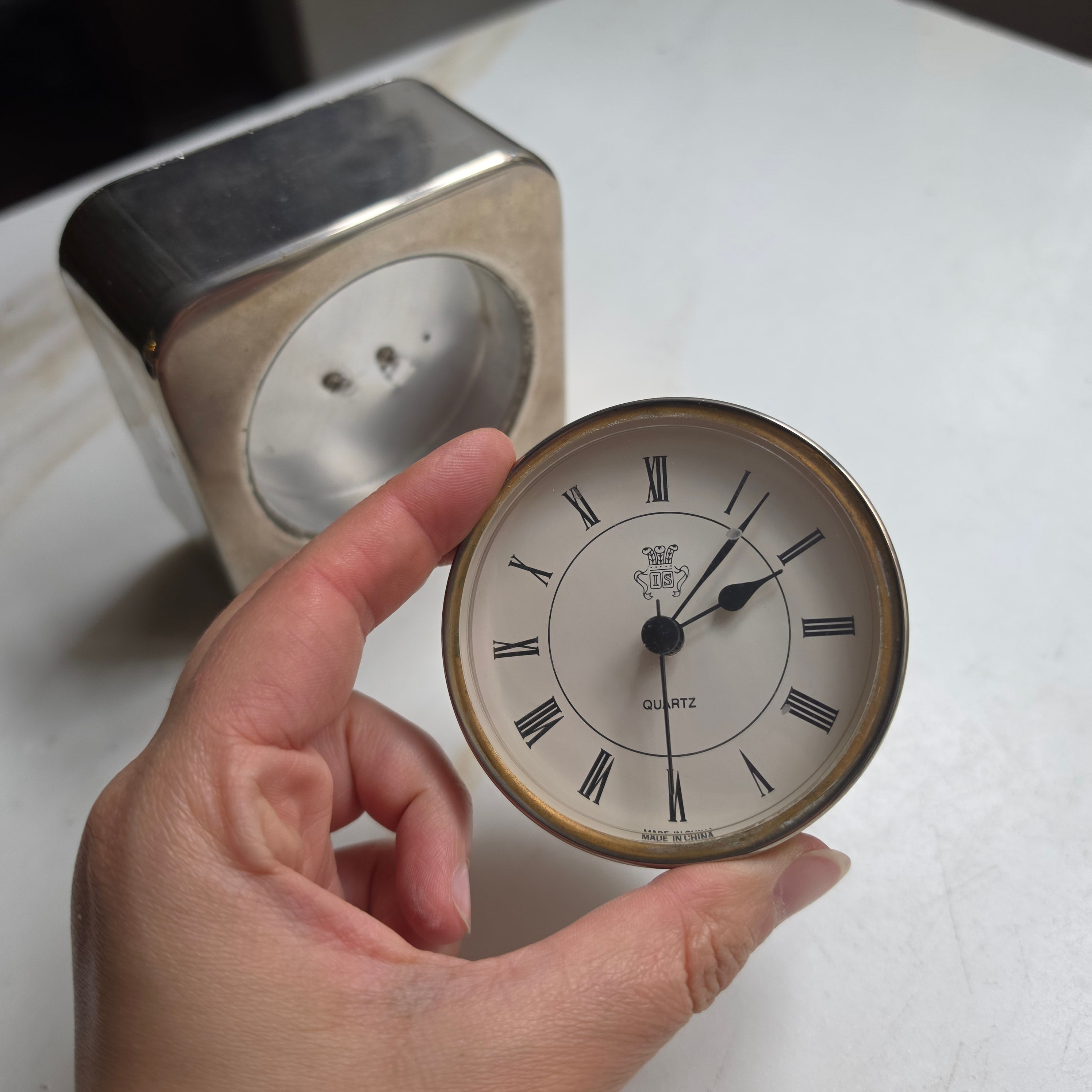 Vintage-Stil Tischuhr im Silber-Look – Klassischer Quartz-Wecker 80er Jahre