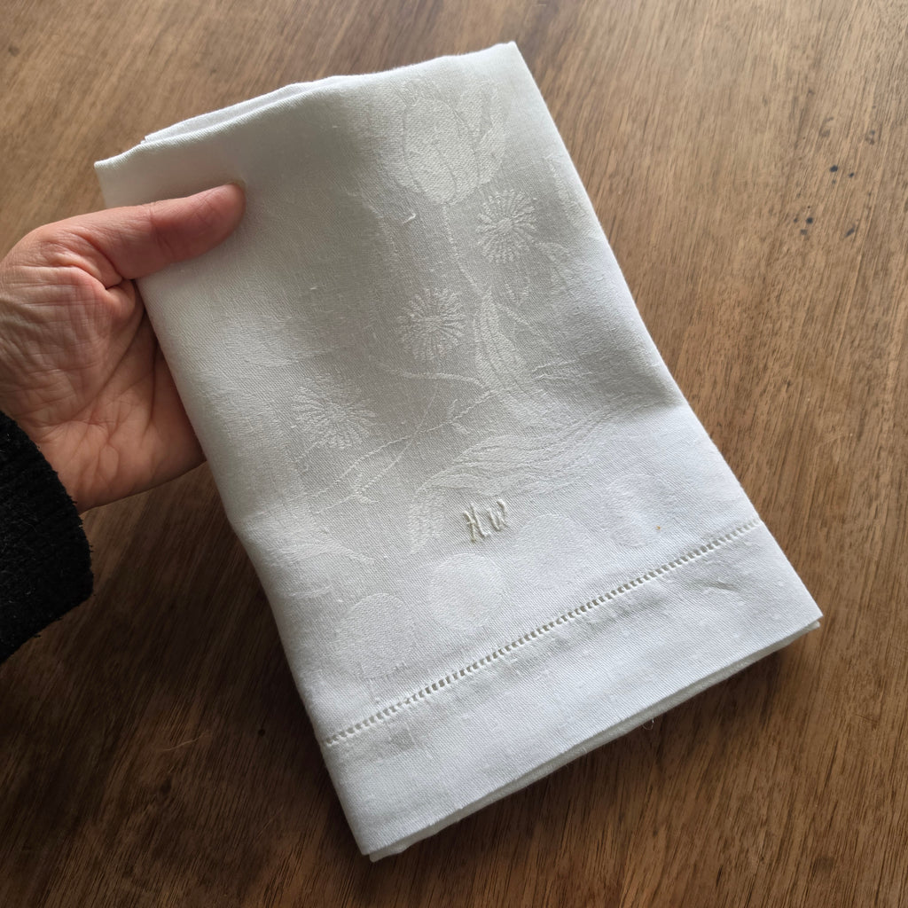 Vintage Damast-Tischläufer / Paradehandtuch mit Jugendstil-Tulpenmuster & Monogramm „H.W.“
