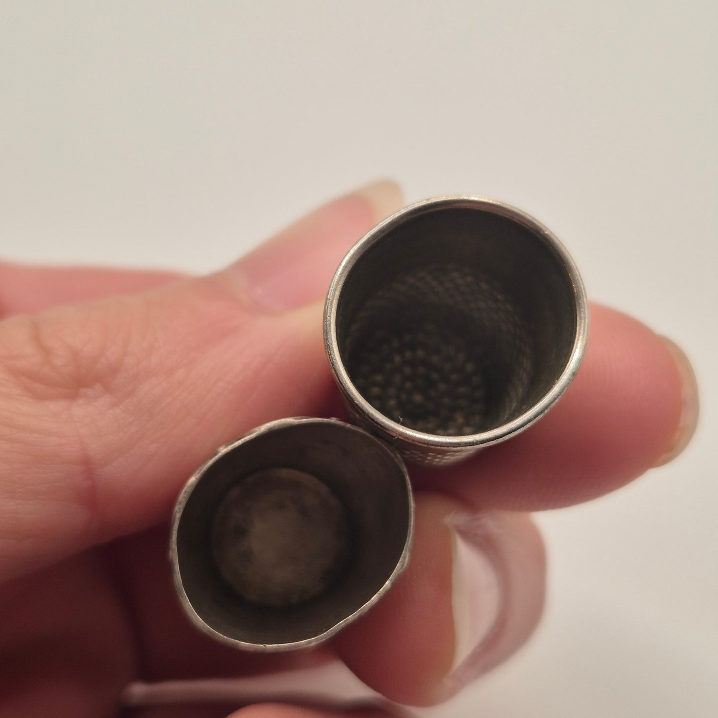 2x Uralte Fingerhüte Metall Jugendstil