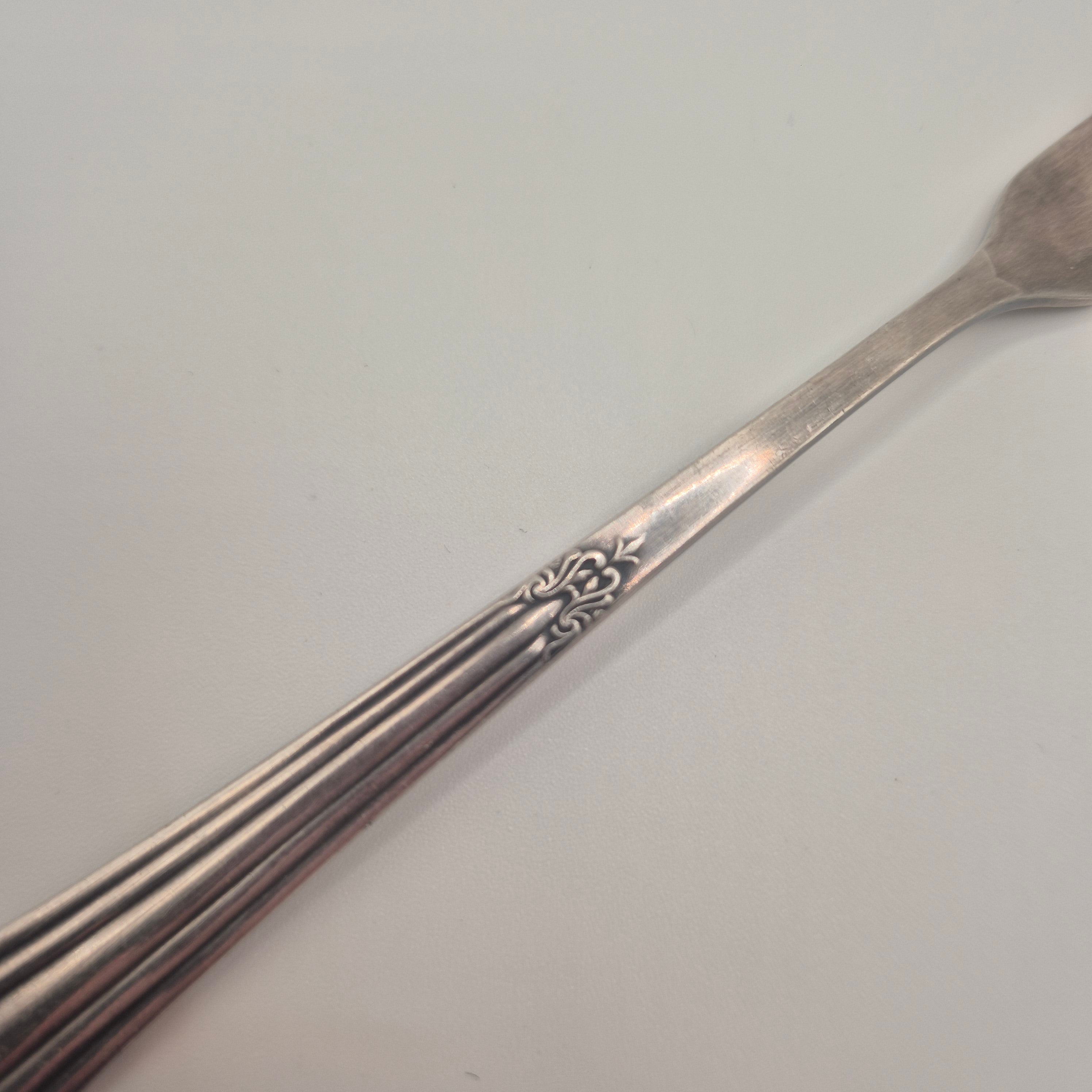 Antike Jugendstil Aufschnittgabel – Silberfarben / Versilbert