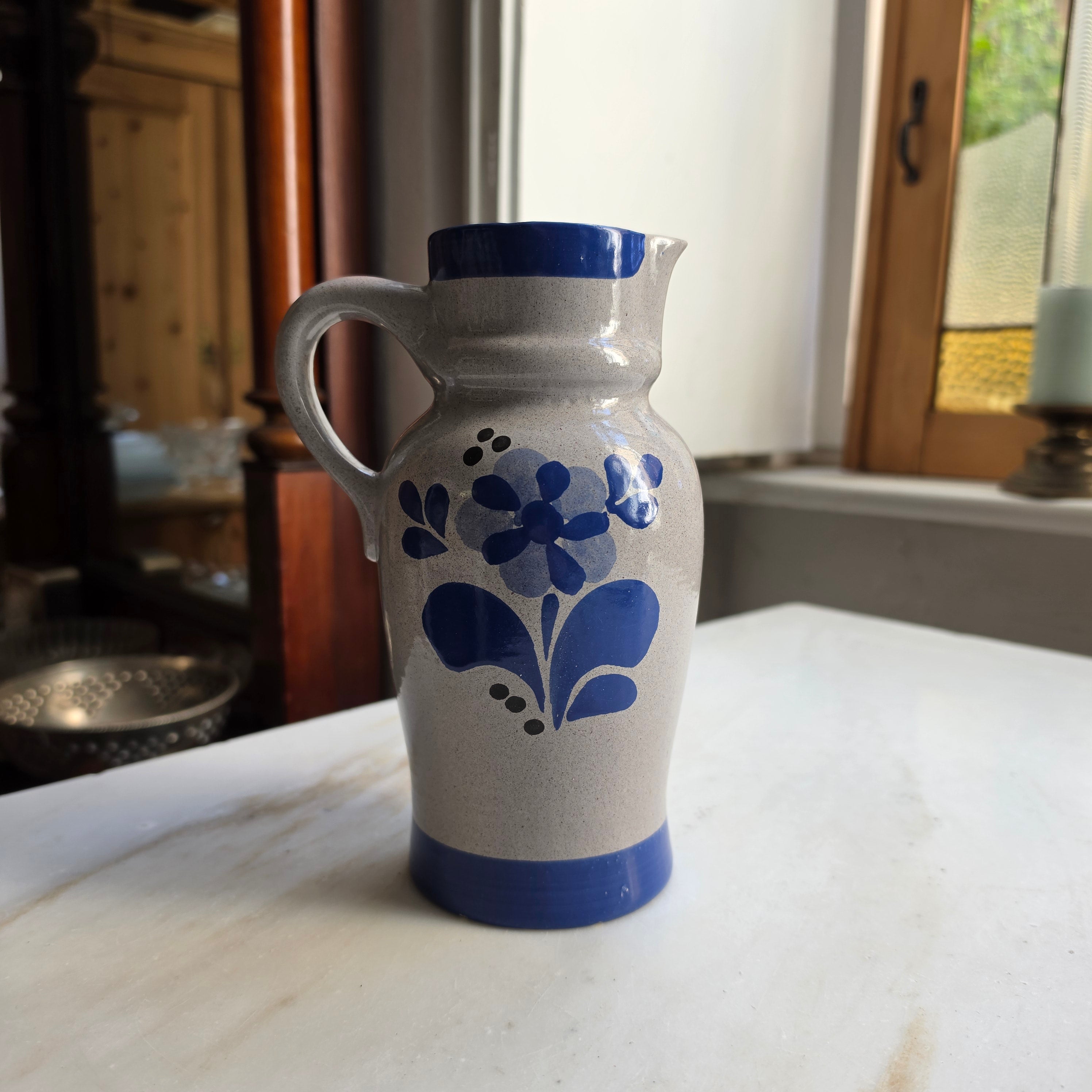 Vintage Steingut-Krug mit blauem Blumenmuster – Klassischer Salzglasur-Stil