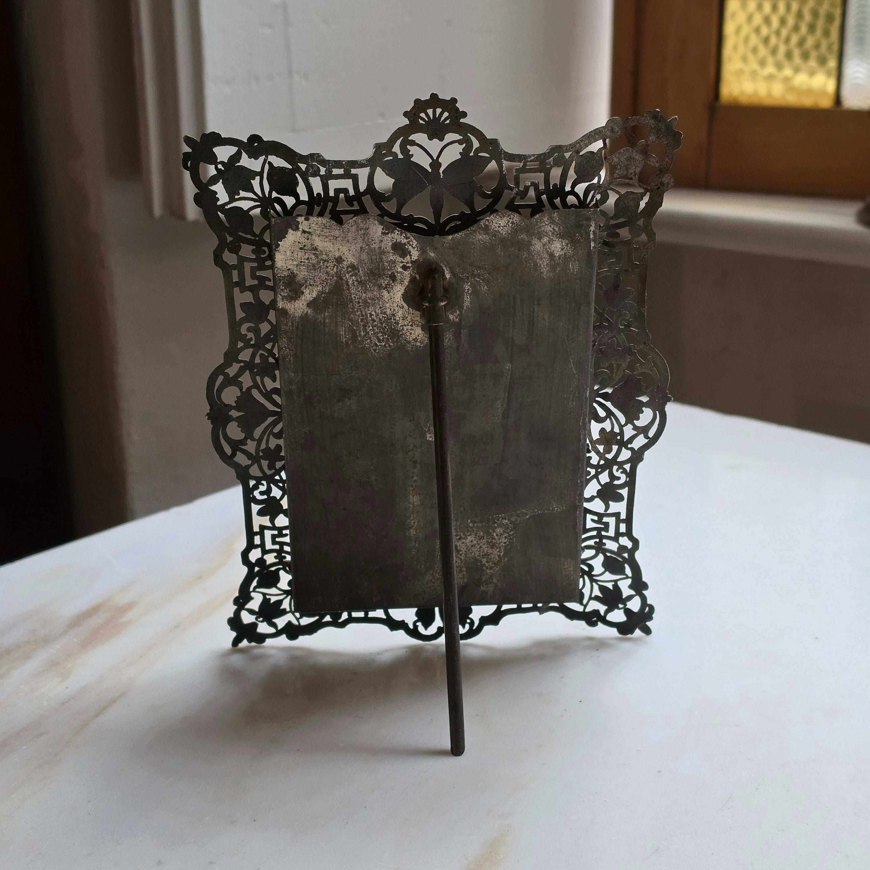 Antiker Bilderrahmen aus Metall mit Schmetterling- & Blüten-Emaille (Jugendstil / Art Nouveau)