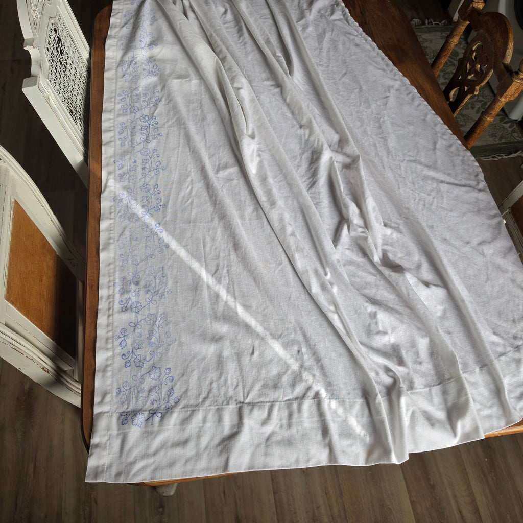 Original DDR Vintage Gardine - Weißer Vorhang mit blauem Grafik-Druck links Ostalgie 117x172cm