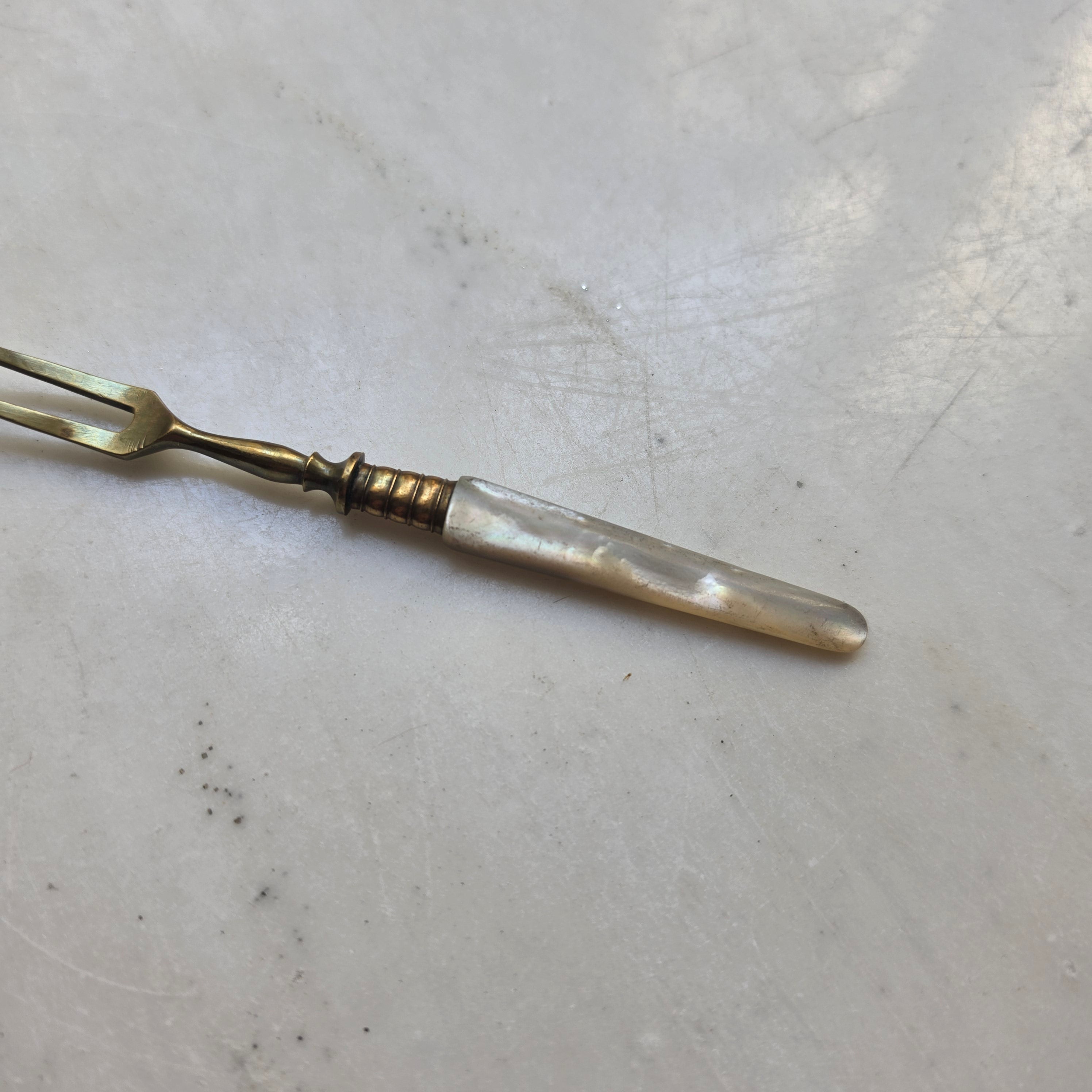 Antike Serviergabel mit echtem Perlmutt-Griff