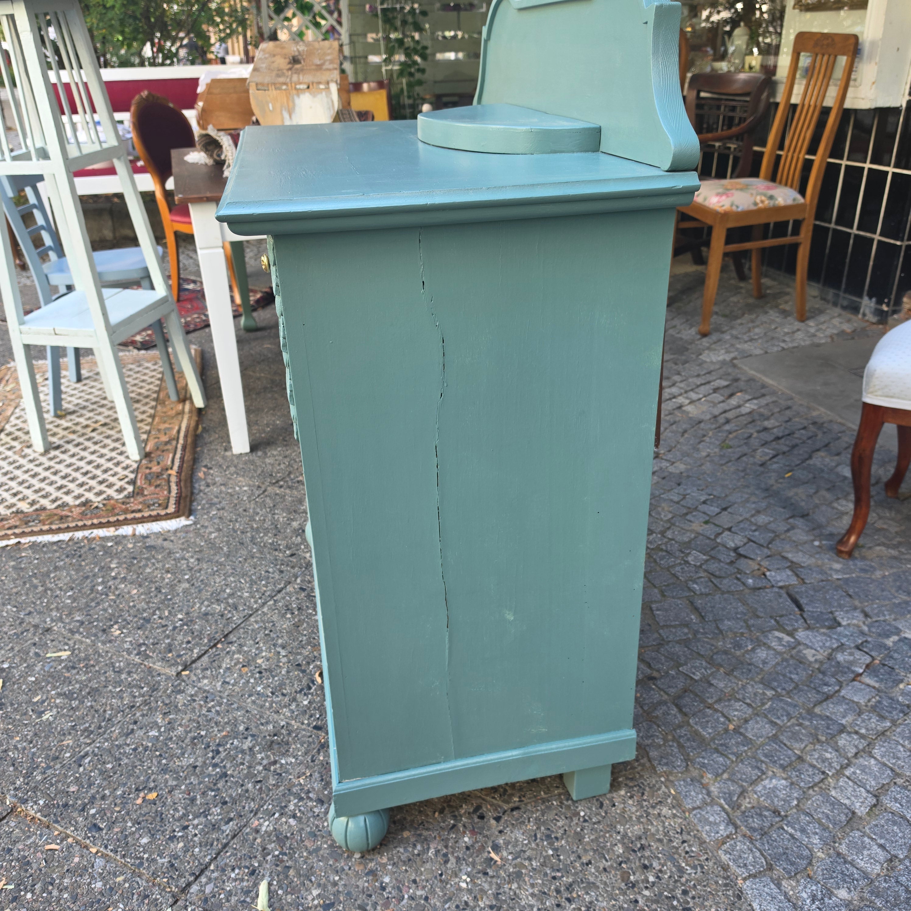 Antike Kommode mit Aufsatz im Shabby-Chic-Look – Salbeigrün mit Messingbeschlägen