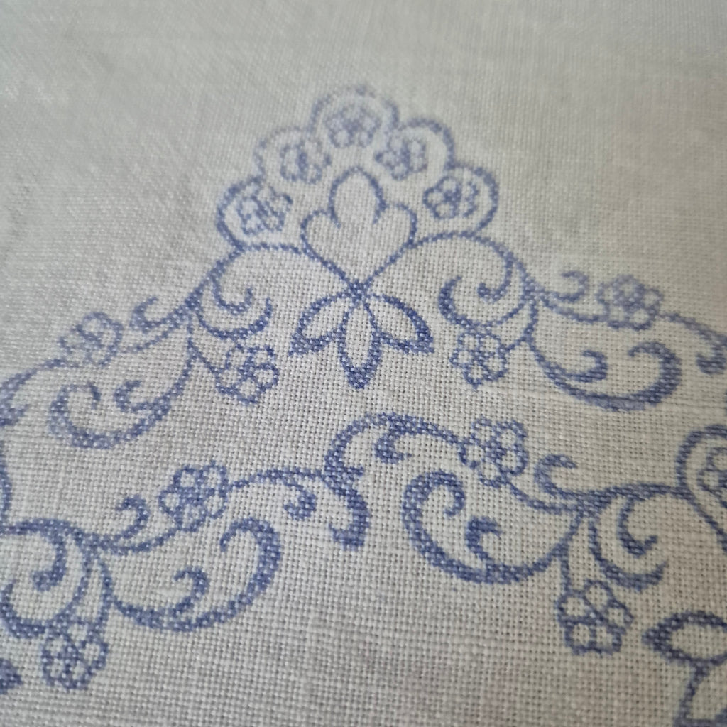 Kleine antike Mitteldecke  bedruckt oder zum besticken blau weiß
