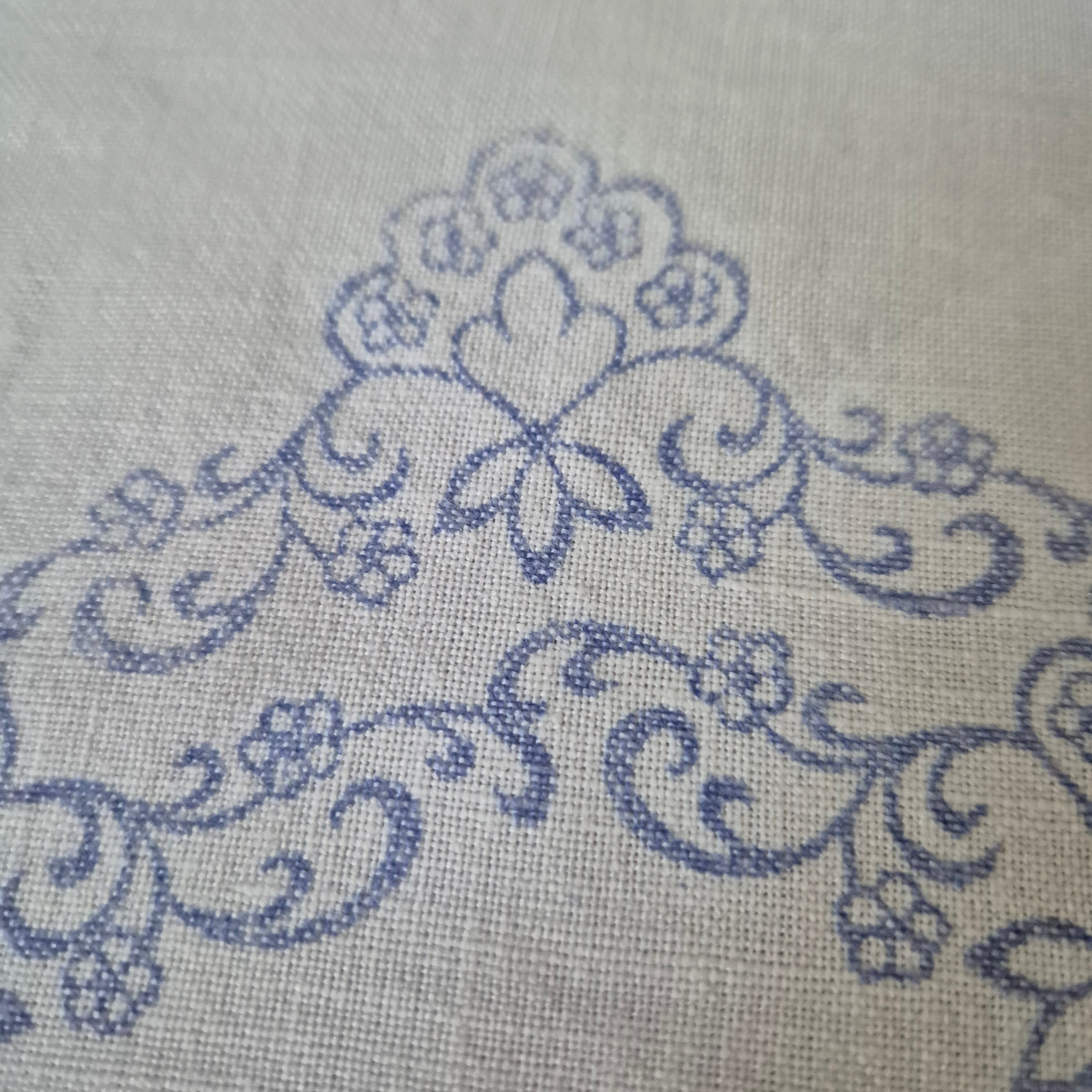 Kleine antike Mitteldecke  bedruckt oder zum besticken blau weiß