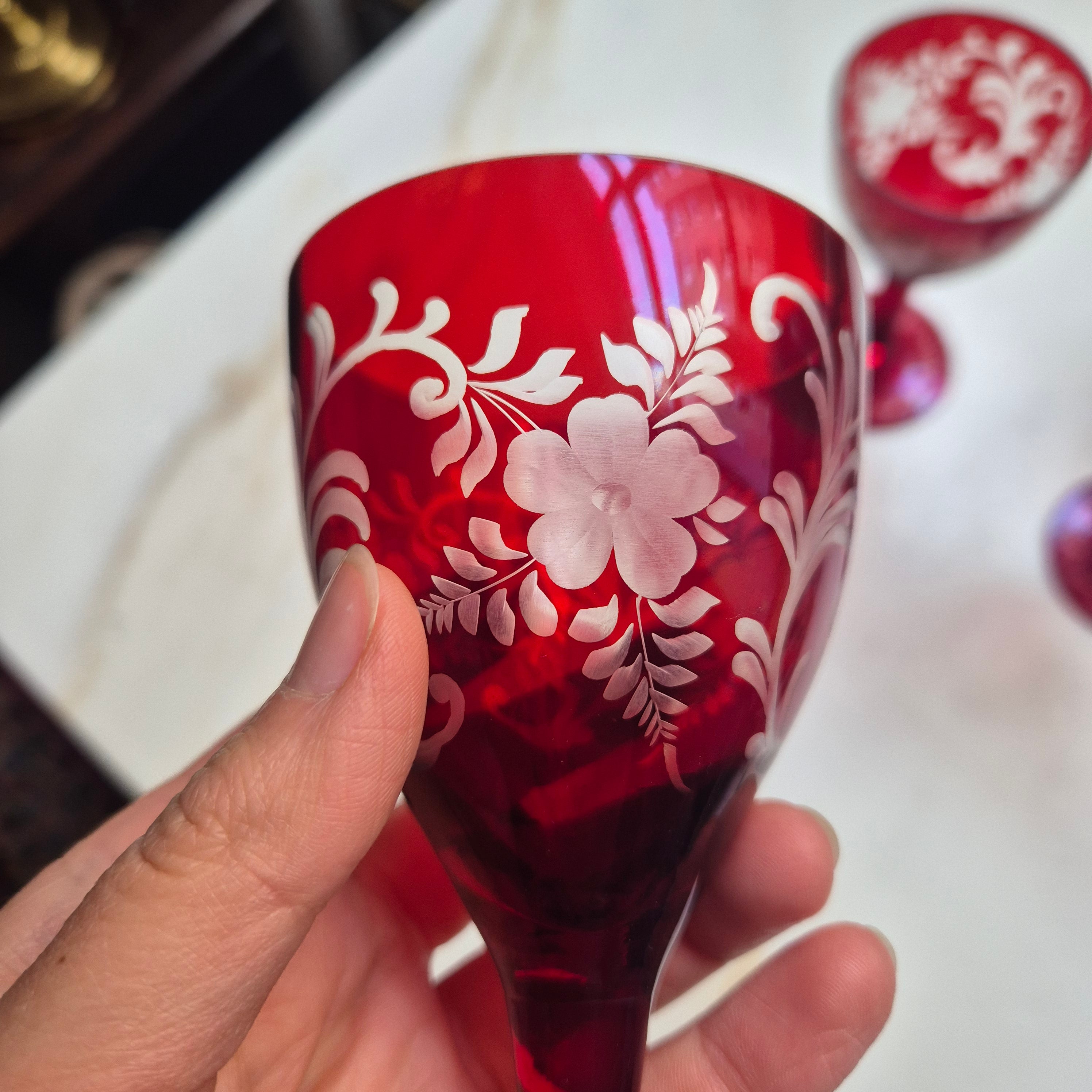 4x Vintage Weingläser Weinrot geschliffen Blumenmuster