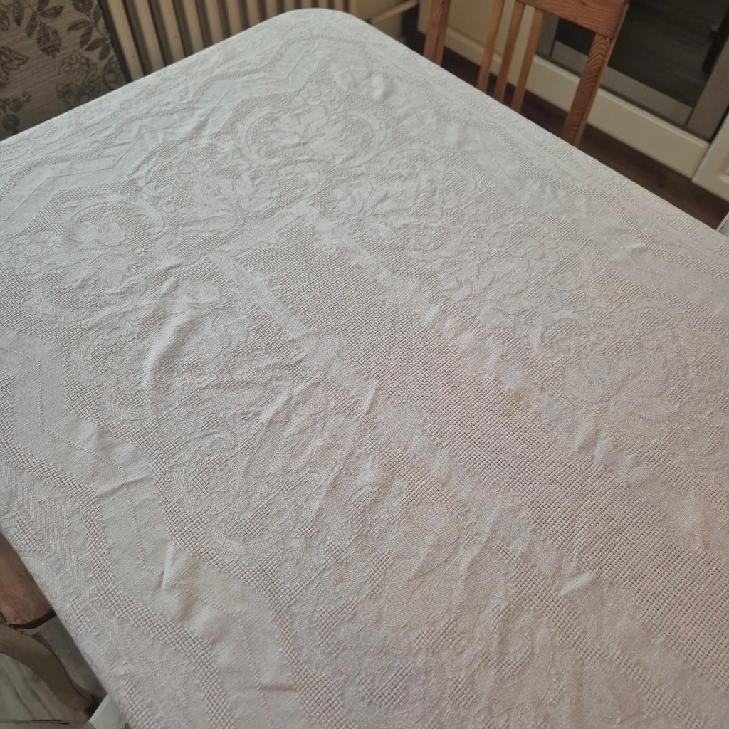 Wunderschöne Vintage Leinen Tischdecke mit Damast Blumendekor leider mit Fleck! 130x215cm Altrosa