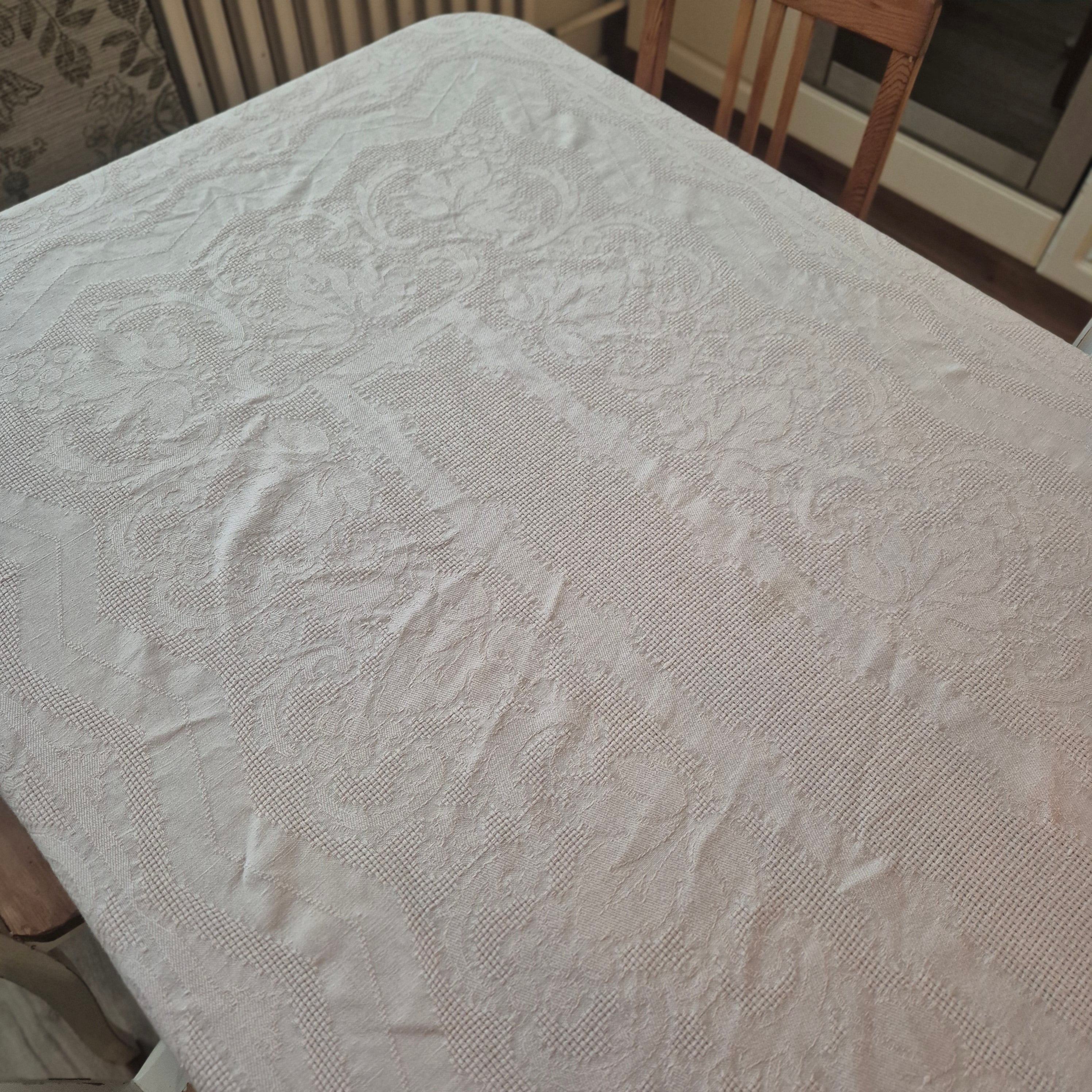 Wunderschöne Vintage Leinen Tischdecke mit Damast Blumendekor leider mit Fleck! 130x215cm Altrosa