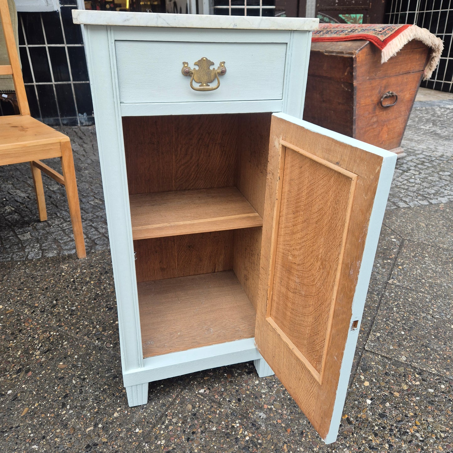 Antikes himmelbaues Jugendstil Nachtschränckchen mit Marmorplatte