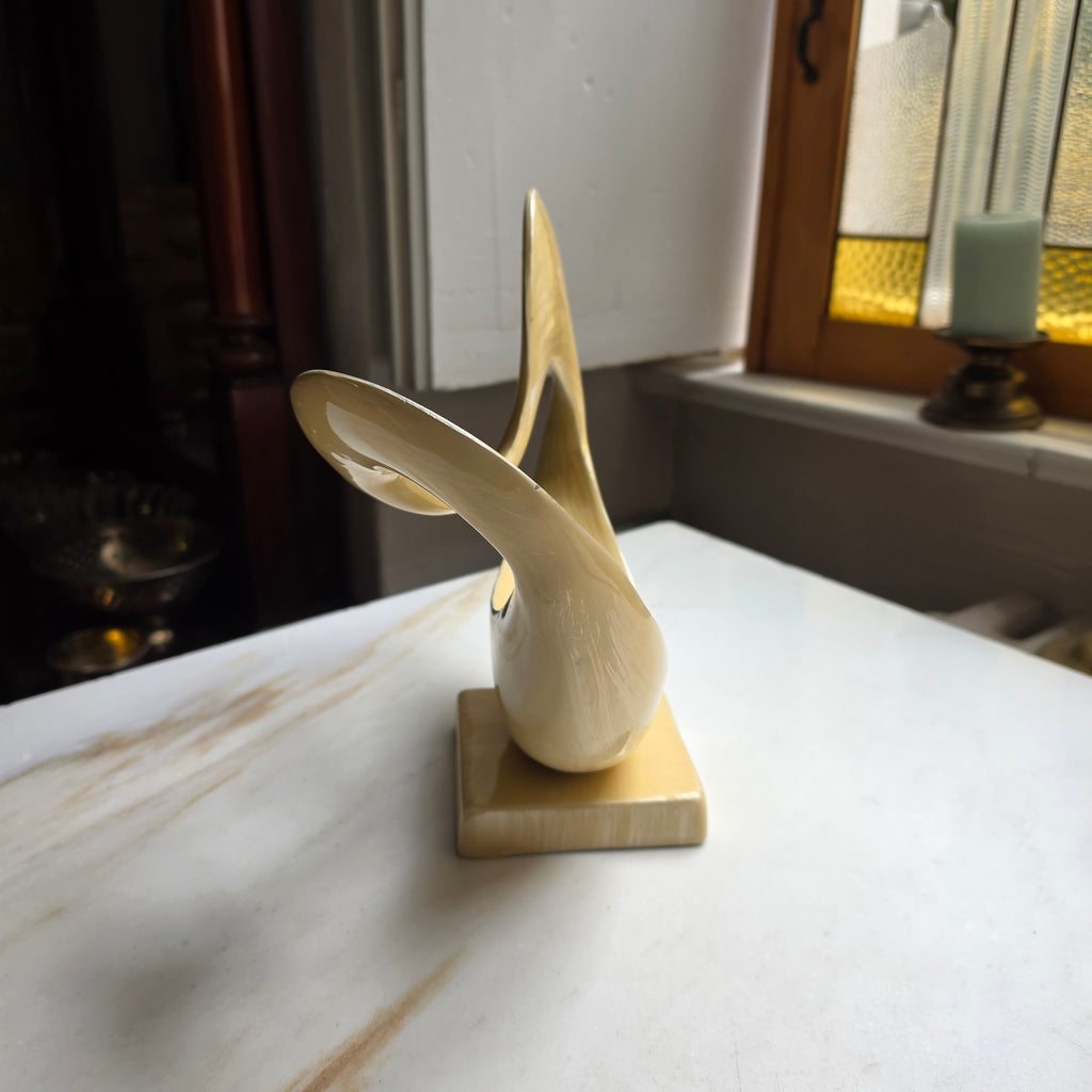 Moderne Abstrakte Skulptur im Mid-Century Style – Beige/Creme mit Metallfuß
