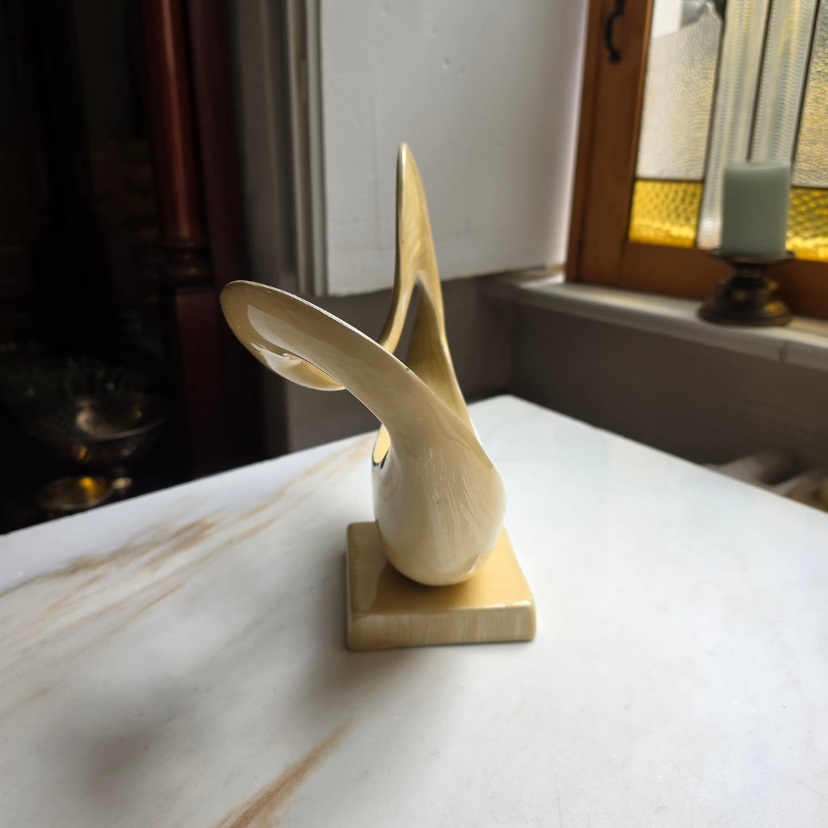 Moderne Abstrakte Skulptur im Mid-Century Style – Beige/Creme mit Metallfuß