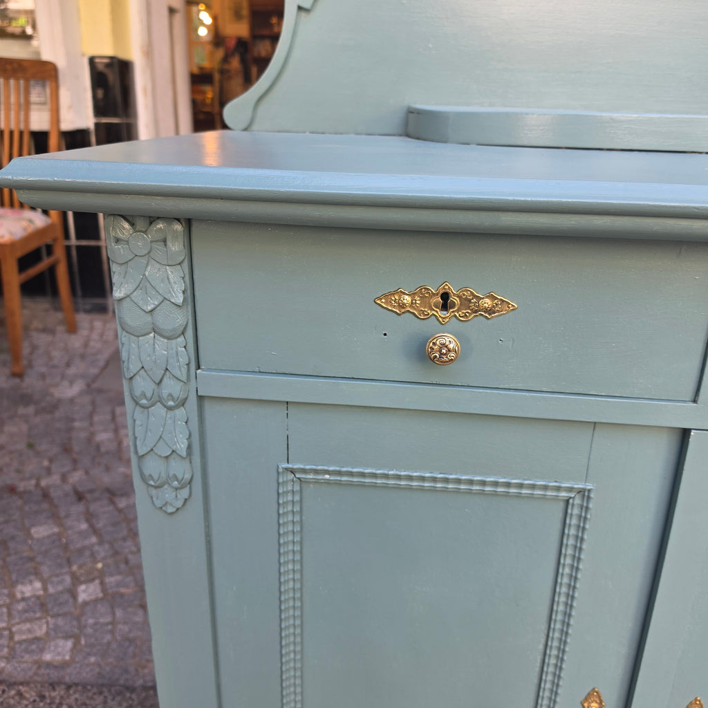 Antike Kommode mit Aufsatz im Shabby-Chic-Look – Salbeigrün mit Messingbeschlägen