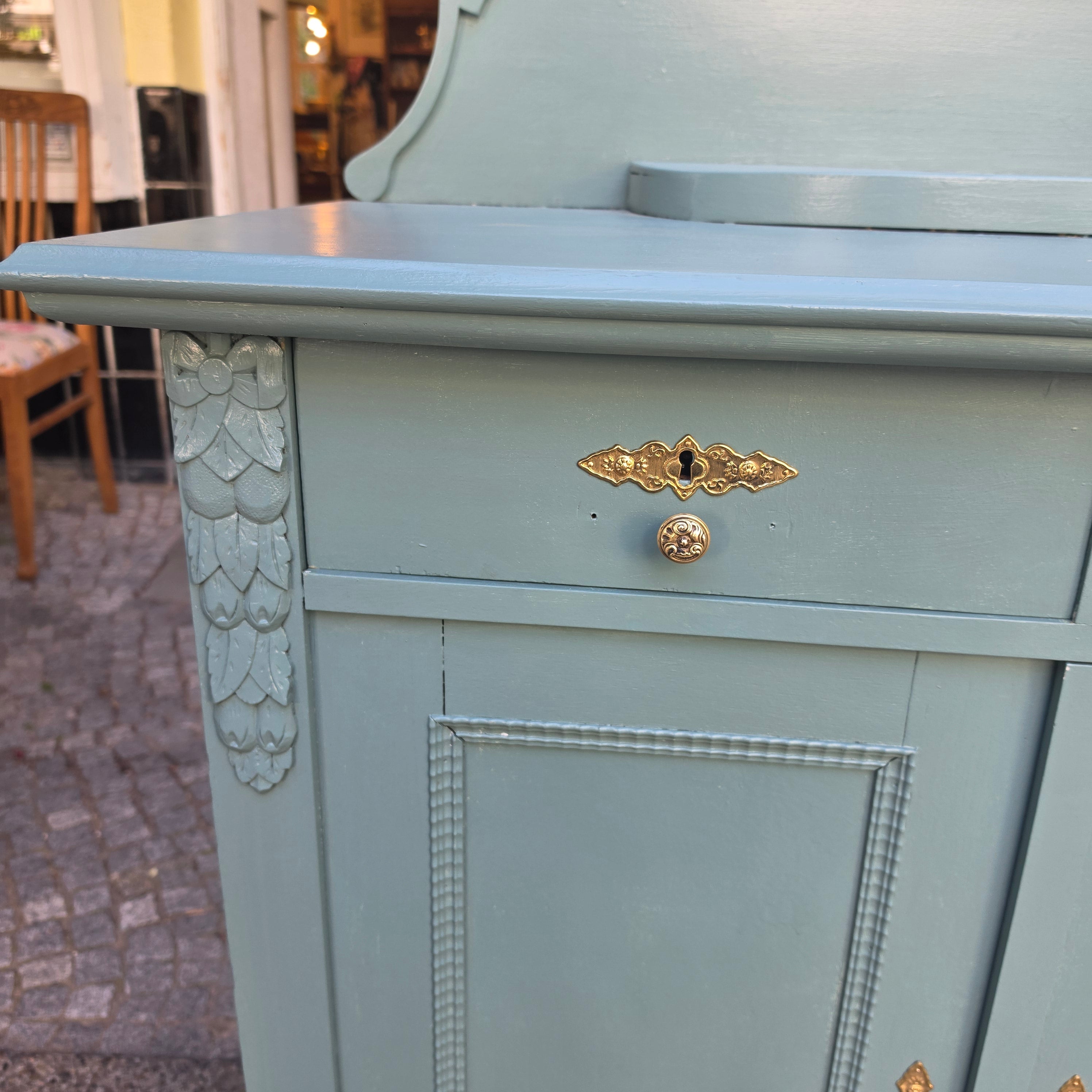 Antike Kommode mit Aufsatz im Shabby-Chic-Look – Salbeigrün mit Messingbeschlägen