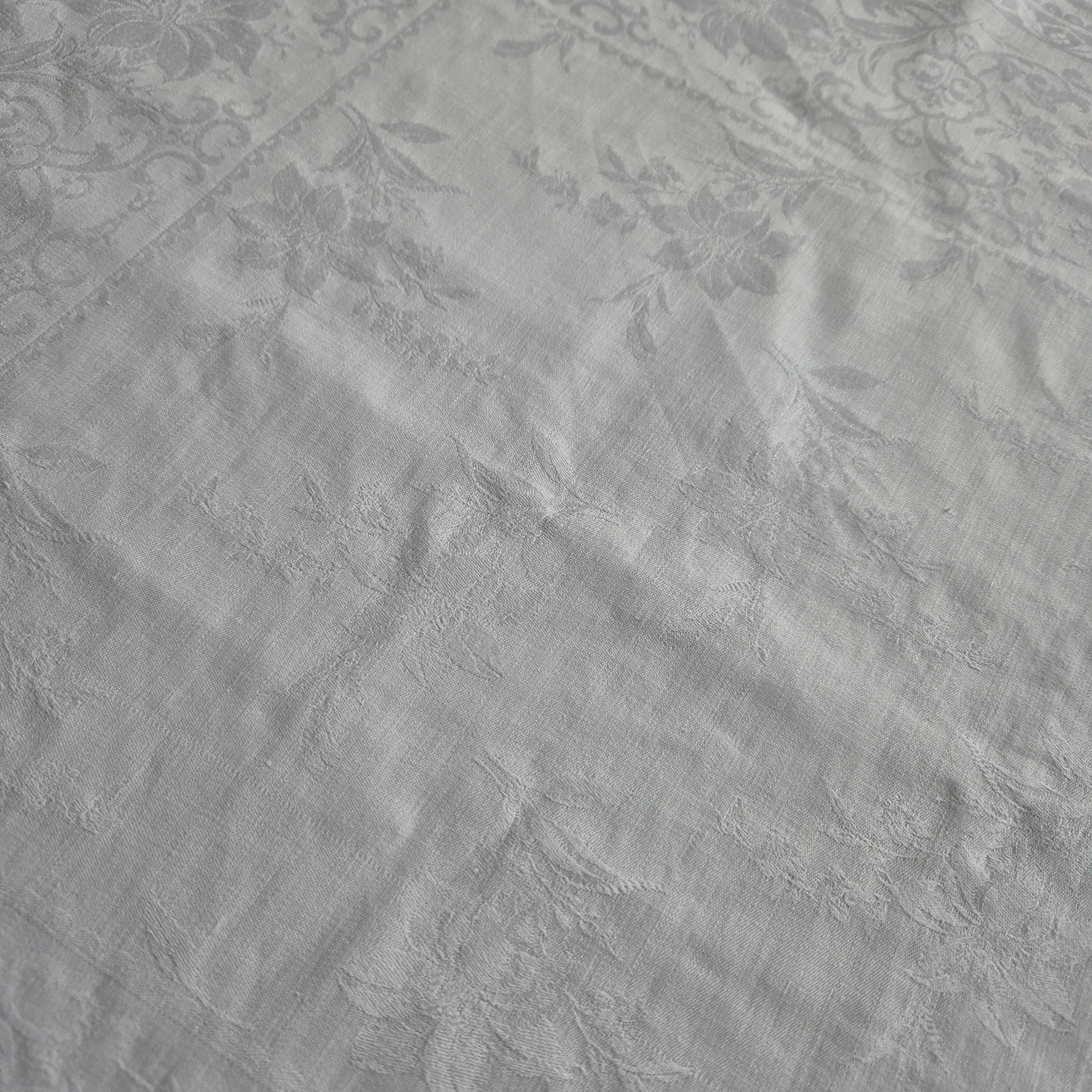 Antike Jugendstil Serviette/Mitteldecke weiß 66x66cm Damast Blumen Stockflecken Monogramm B. Ein fleck