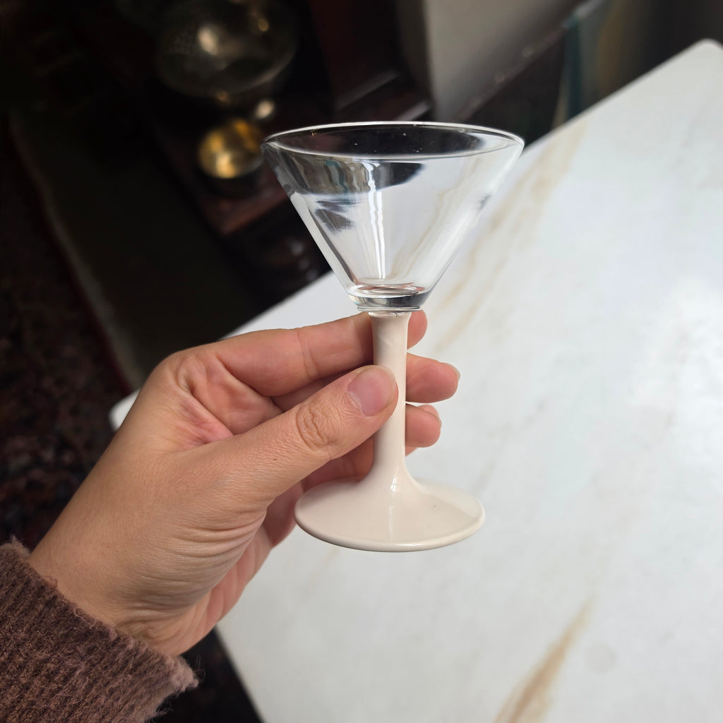 Elegantes Martini- & Cocktailglas mit beigefarbenem Stiel – Modern Vintage Design