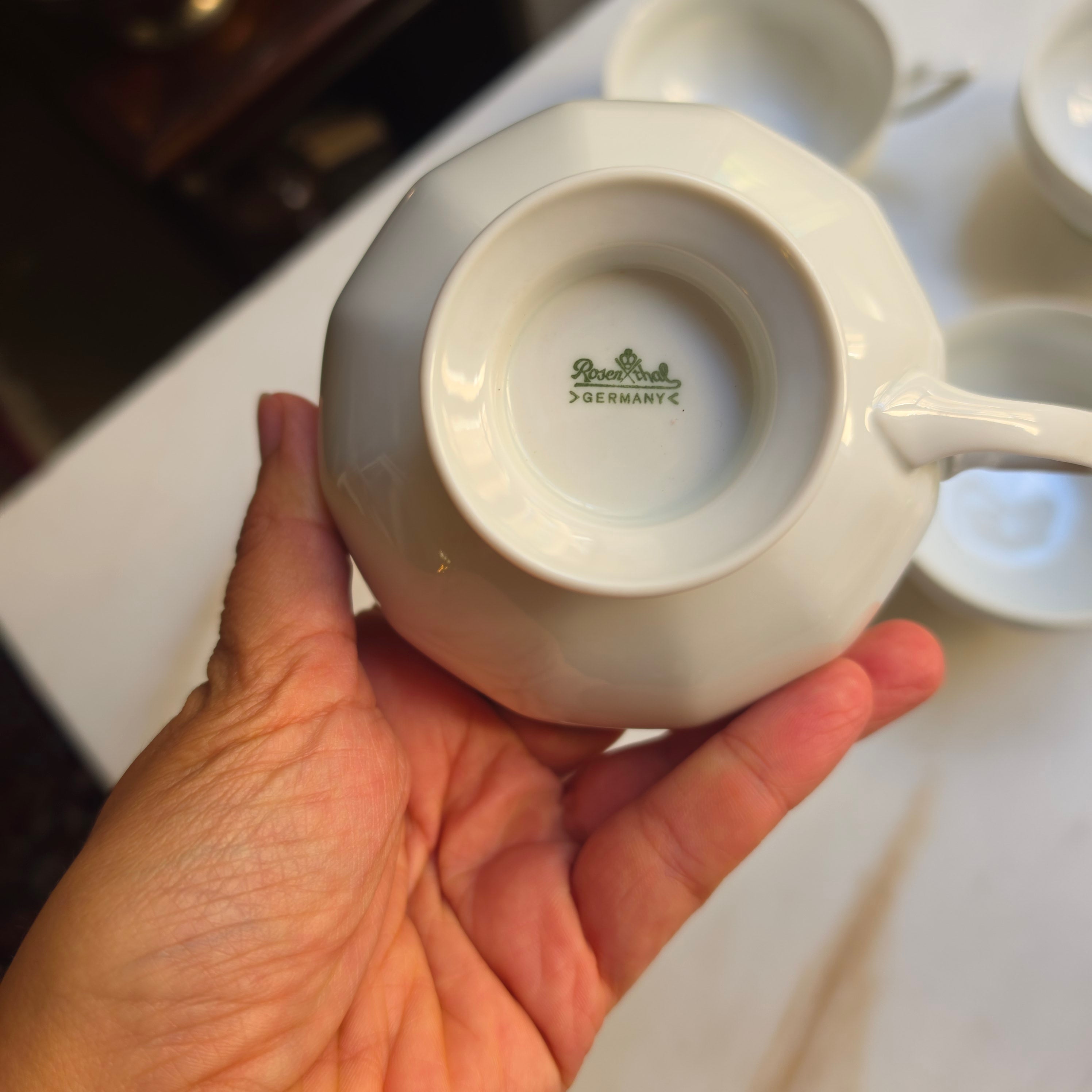 Vintage Rosenthal Porzellan Tassen Set (5-teilig) – Weißes Geschirr mit Relief-Standfuß & elegantem Henkel