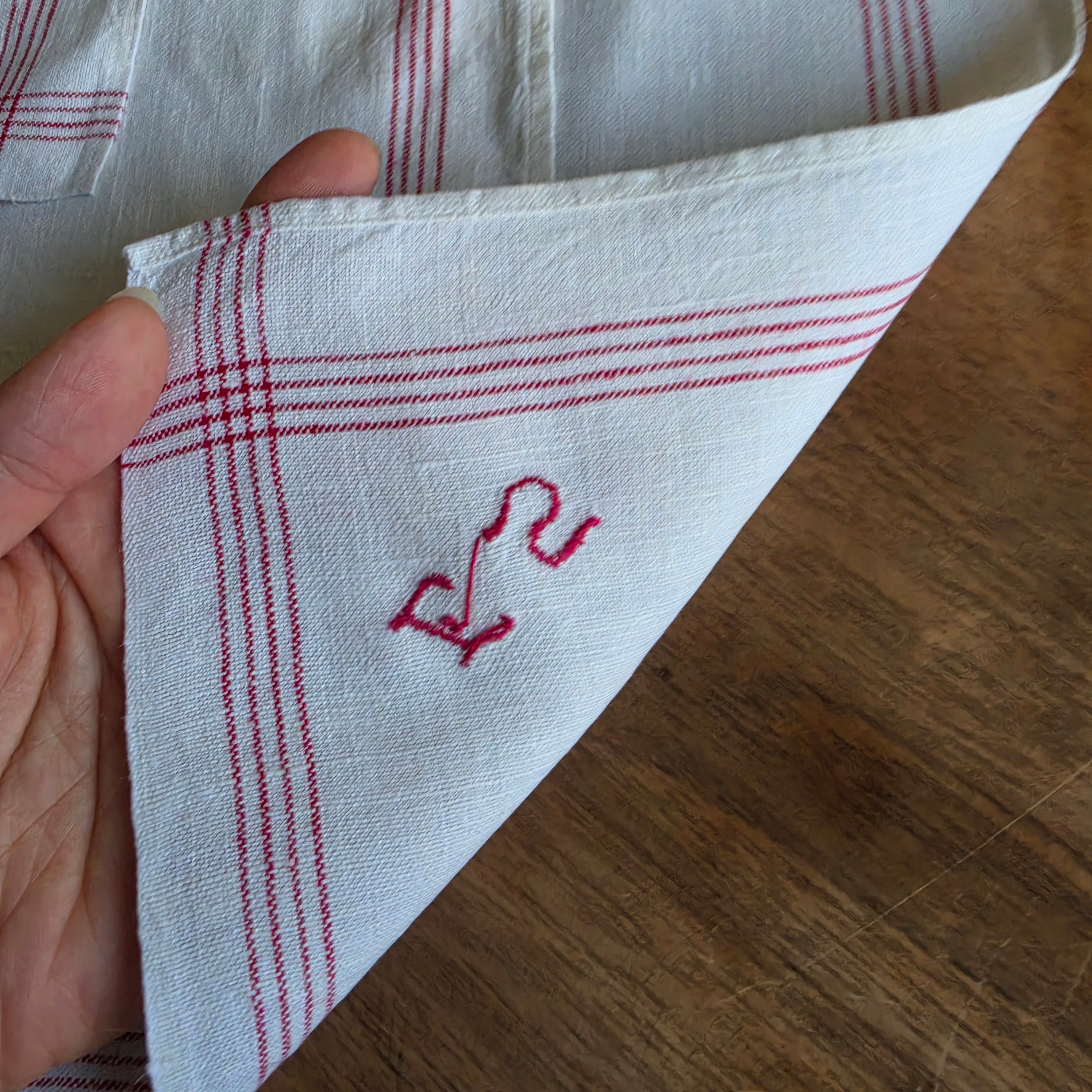 4x Antike Leinen-Geschirrtücher mit Monogramm „E.S.“ –